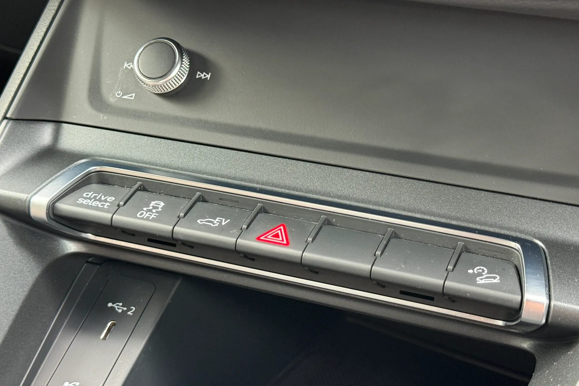 Audi Q3 thumbnail image number 24
