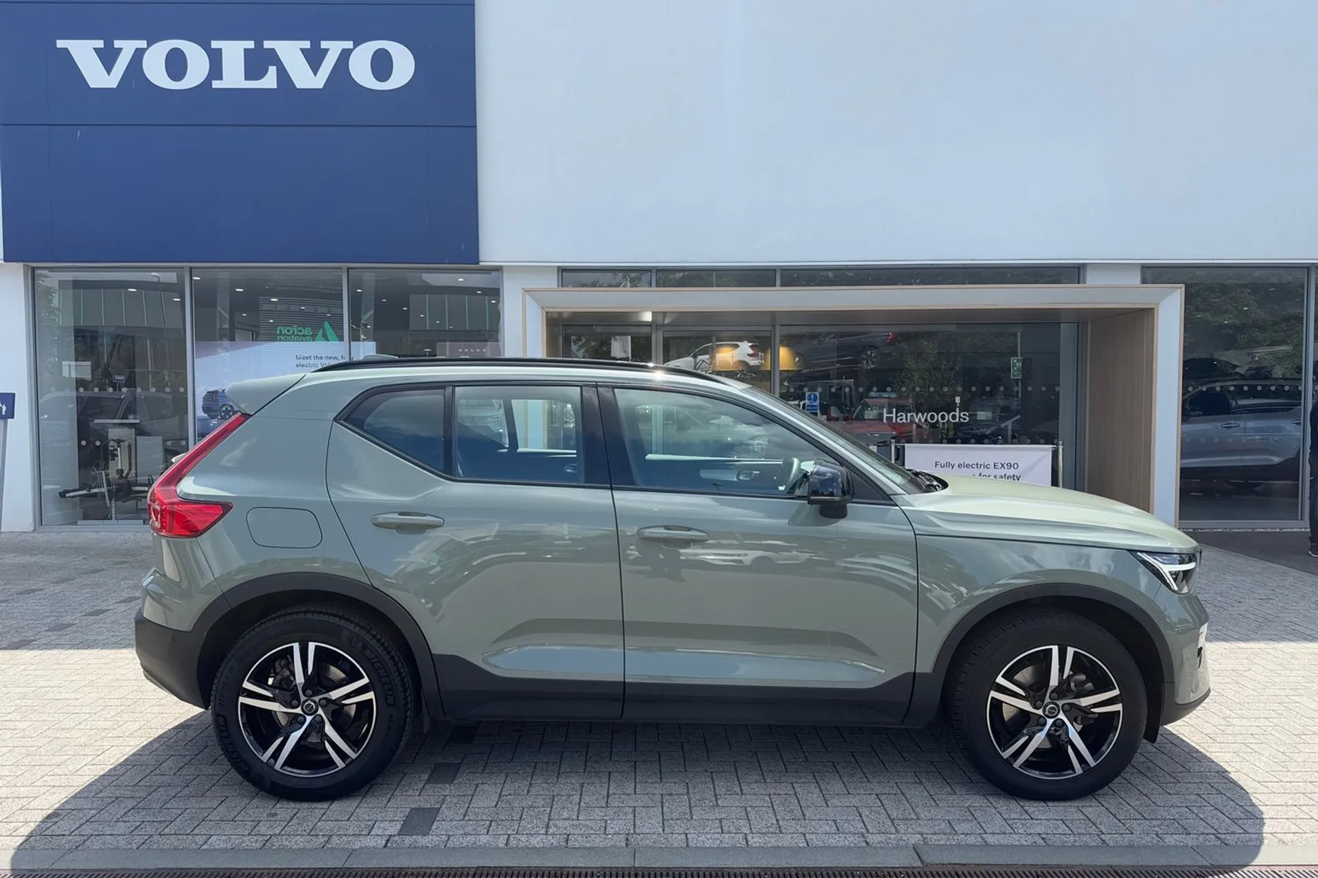 Volvo XC40 thumbnail image number 2