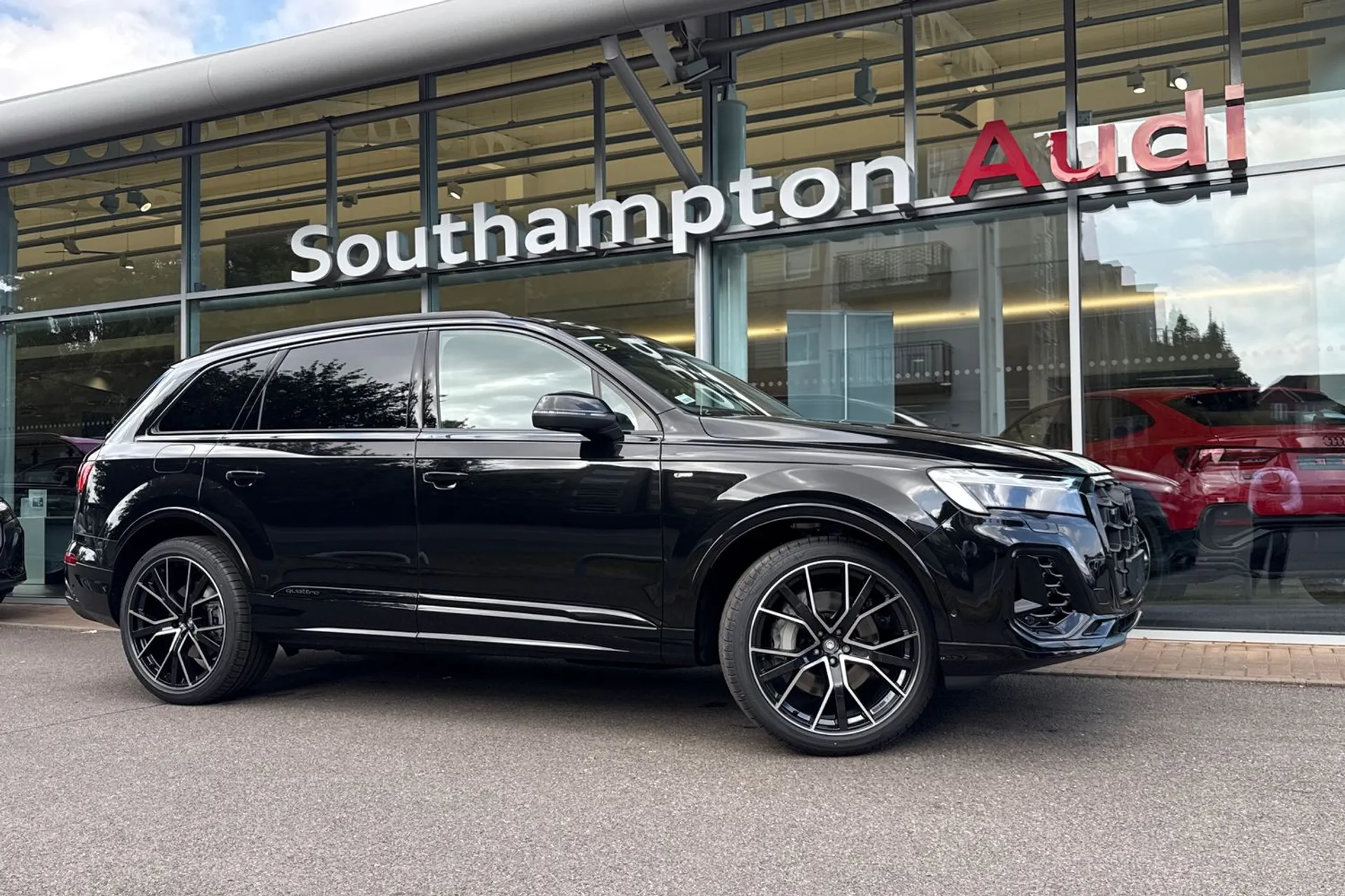 Audi Q7 focused image