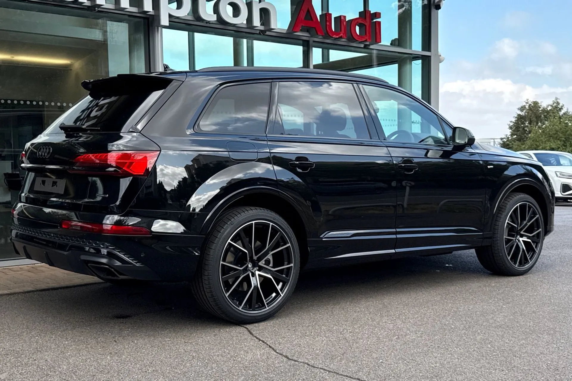 Audi Q7 thumbnail image number 7