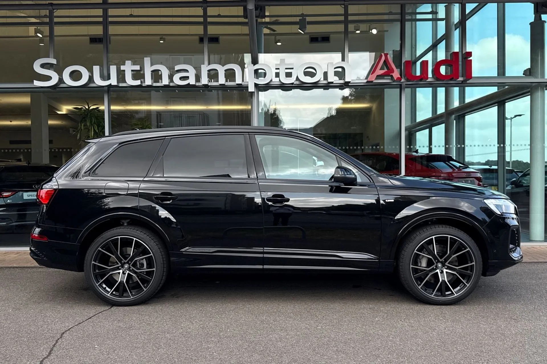 Audi Q7 thumbnail image number 2
