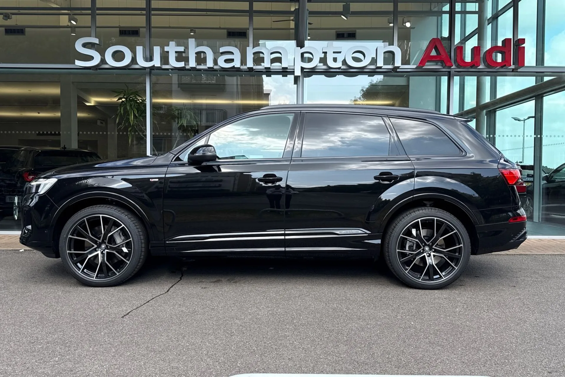Audi Q7 thumbnail image number 10