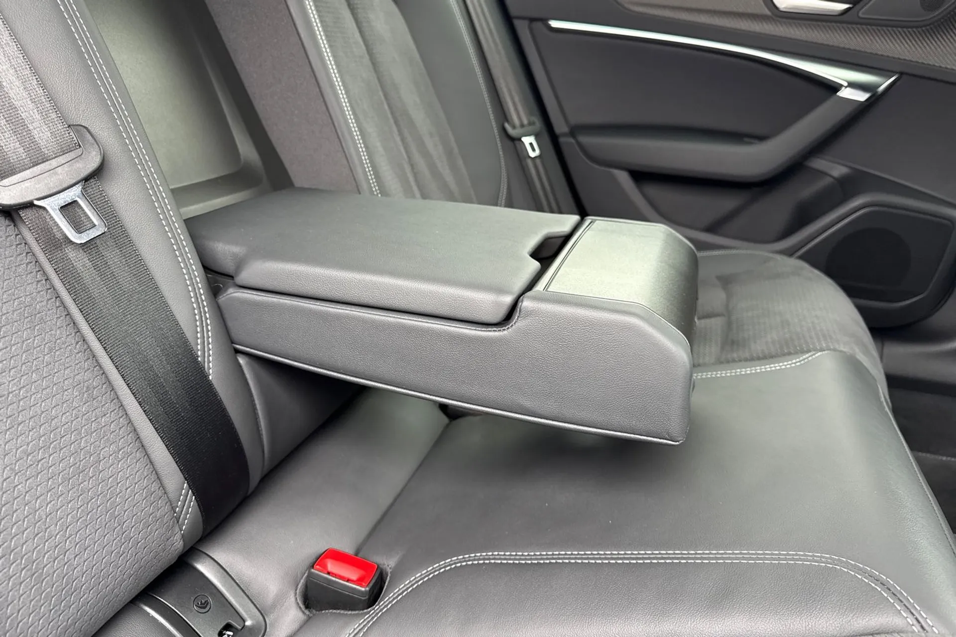 Audi A6 thumbnail image number 43