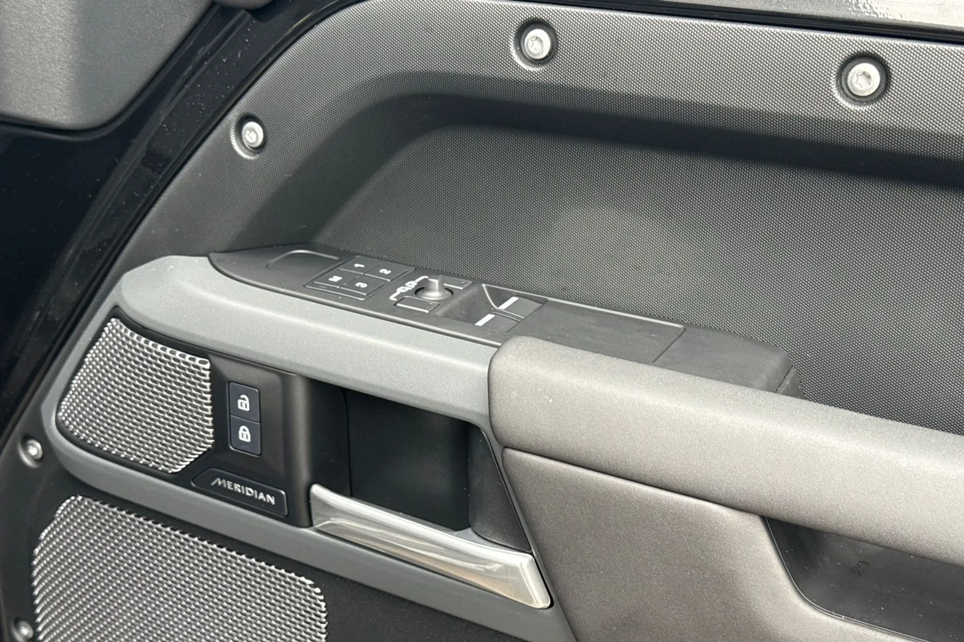 LAND ROVER DEFENDER thumbnail image number 32