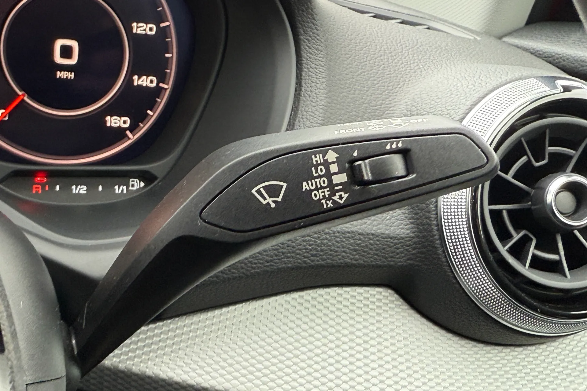 Audi Q2 thumbnail image number 16