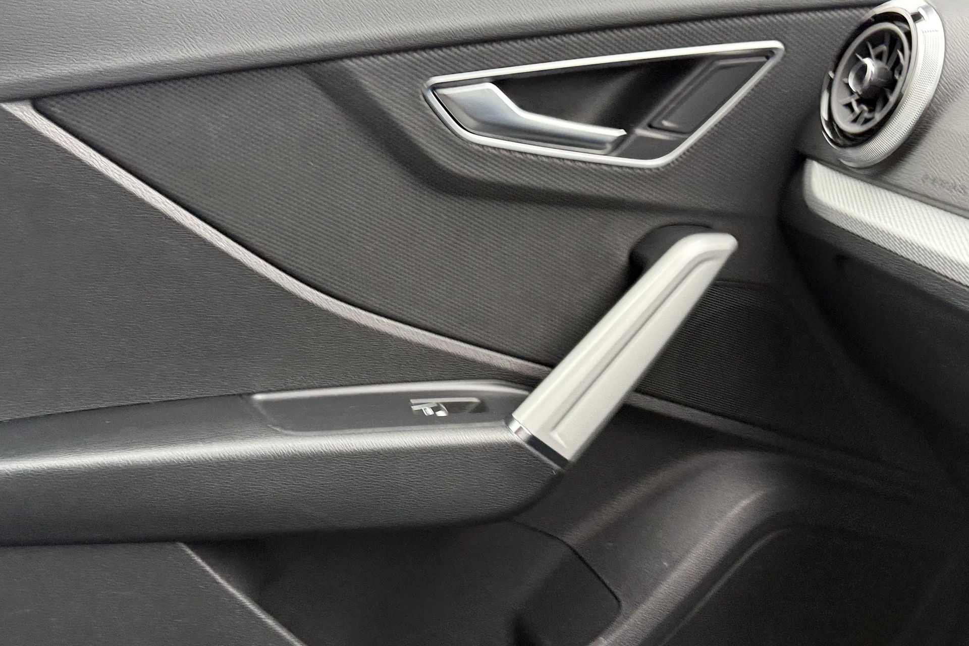 Audi Q2 thumbnail image number 28