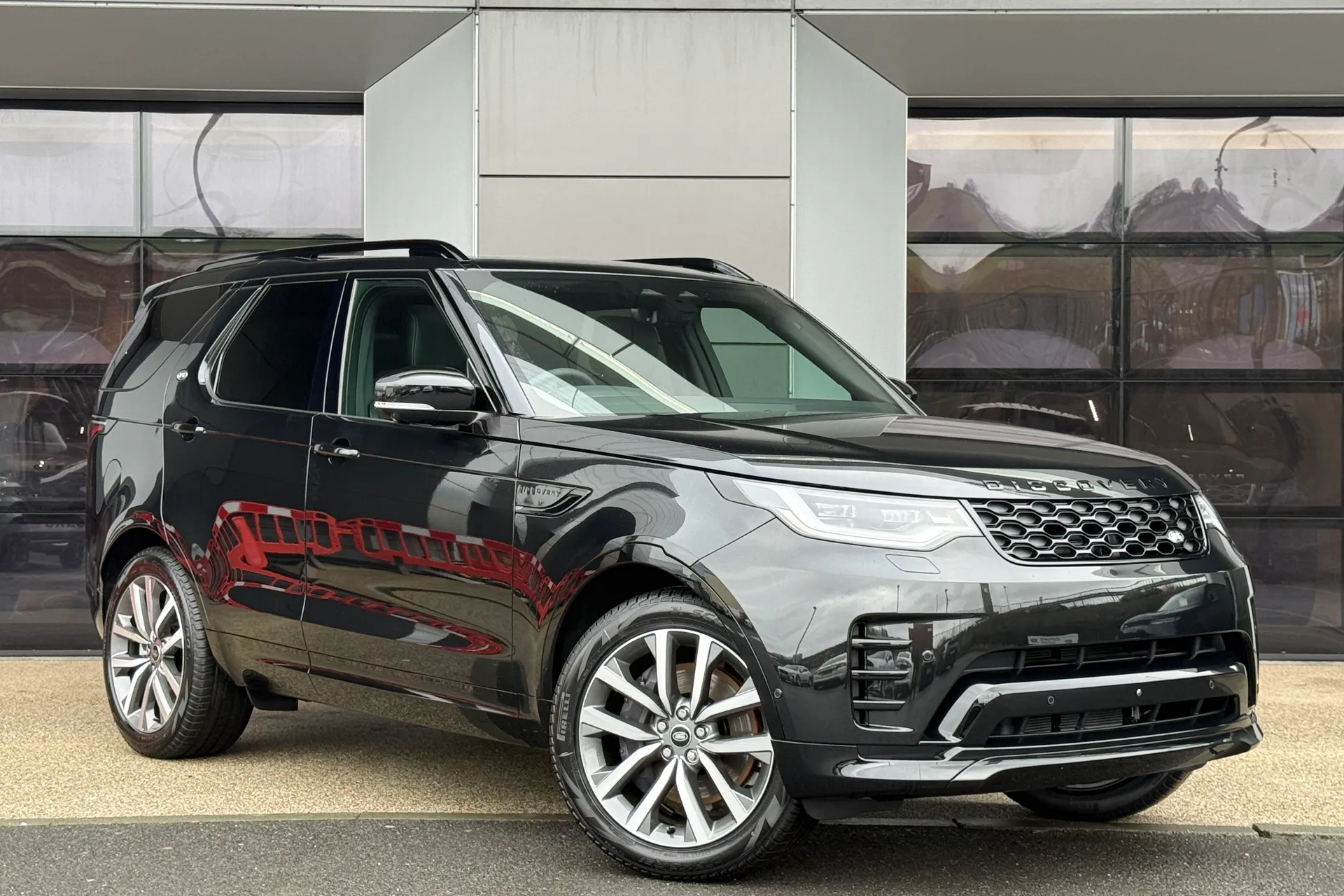 LAND ROVER DISCOVERY focused image