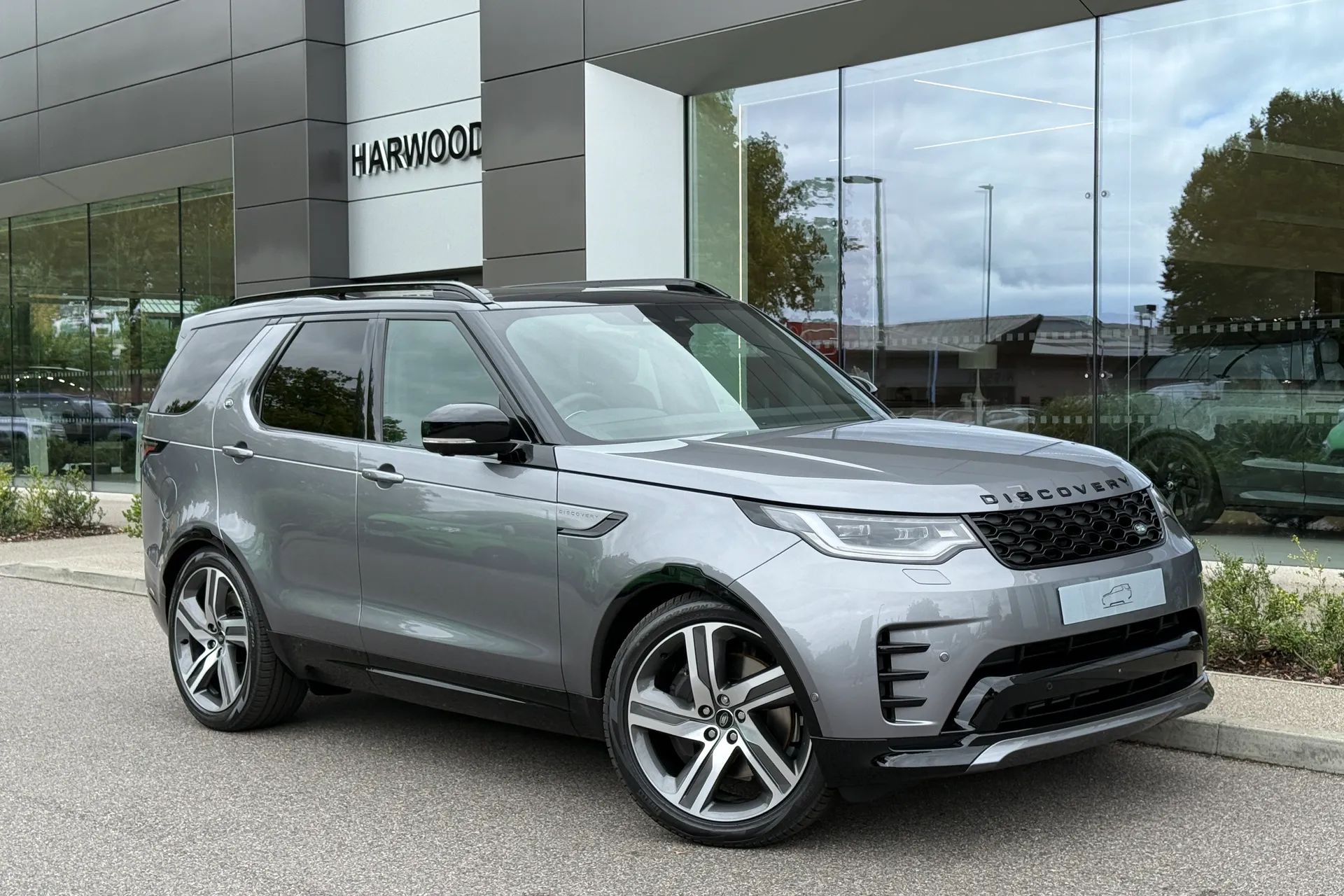 LAND ROVER DISCOVERY focused image