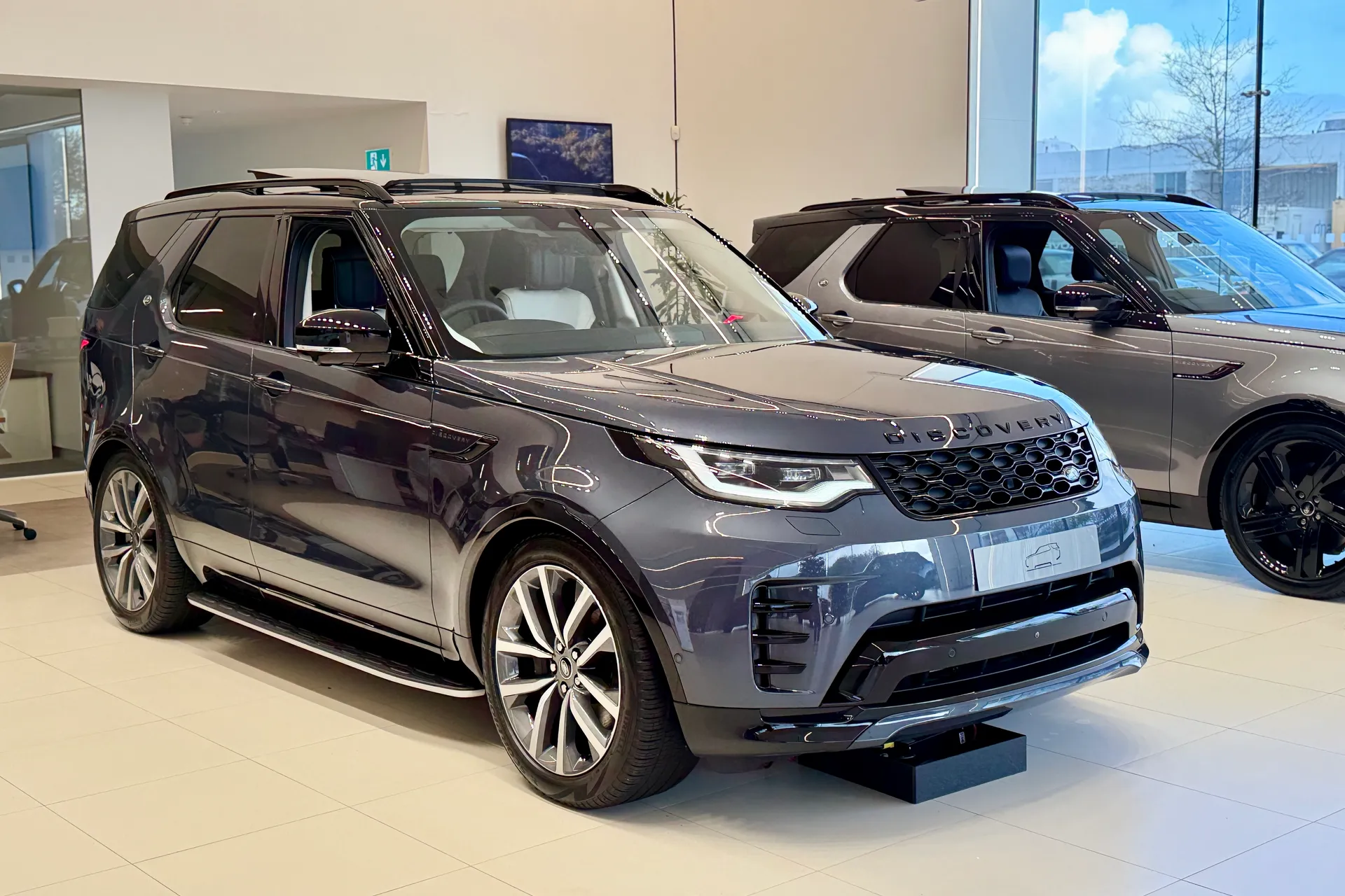 LAND ROVER DISCOVERY focused image