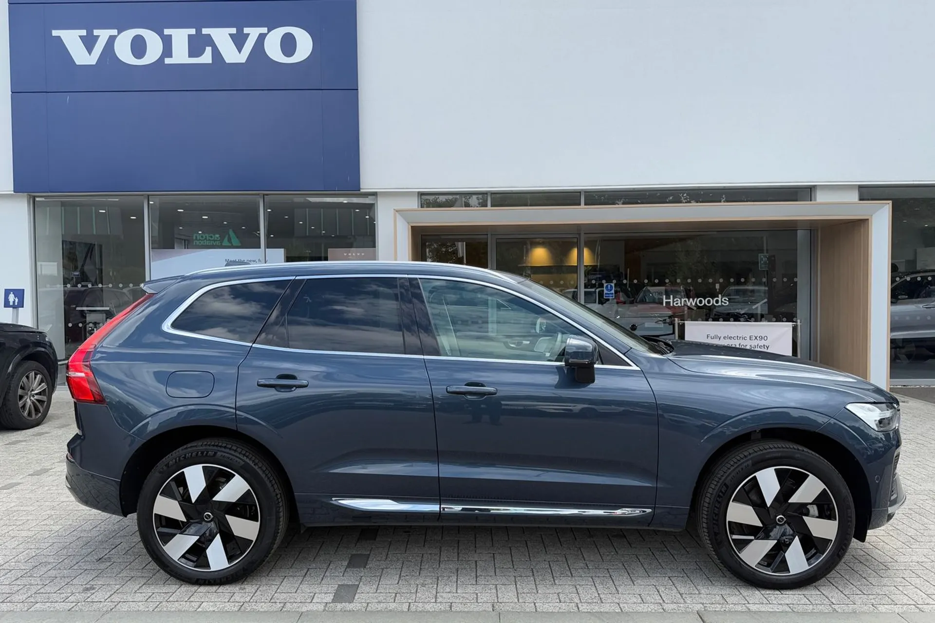 Volvo XC60 thumbnail image number 2
