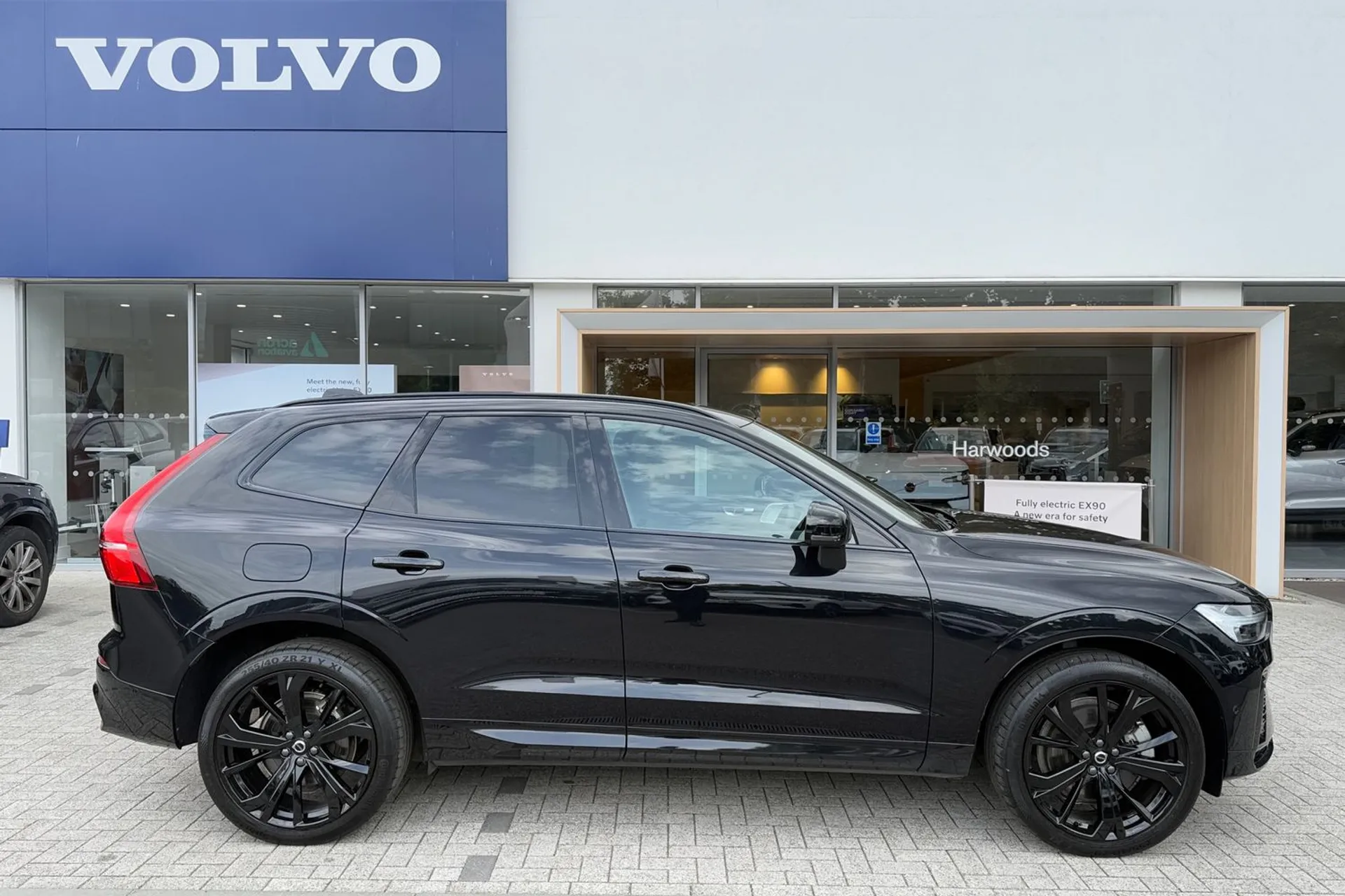 Volvo XC60 thumbnail image number 2