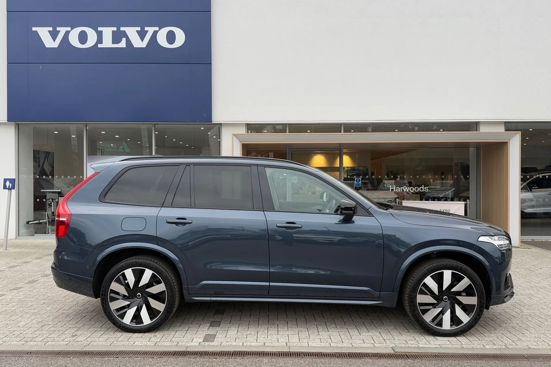 Volvo XC90 thumbnail image number 2