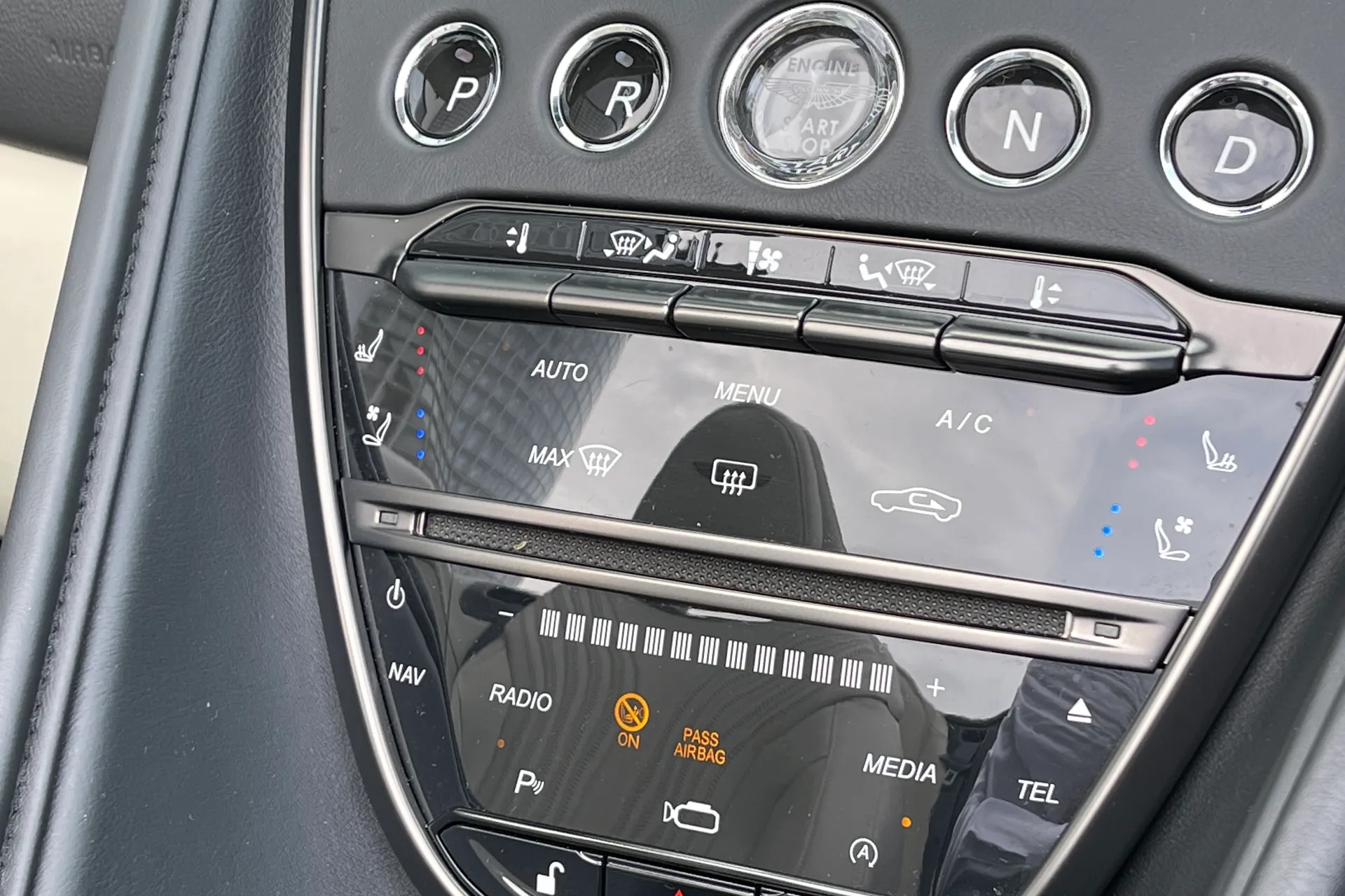 Aston Martin DB11 thumbnail image number 18