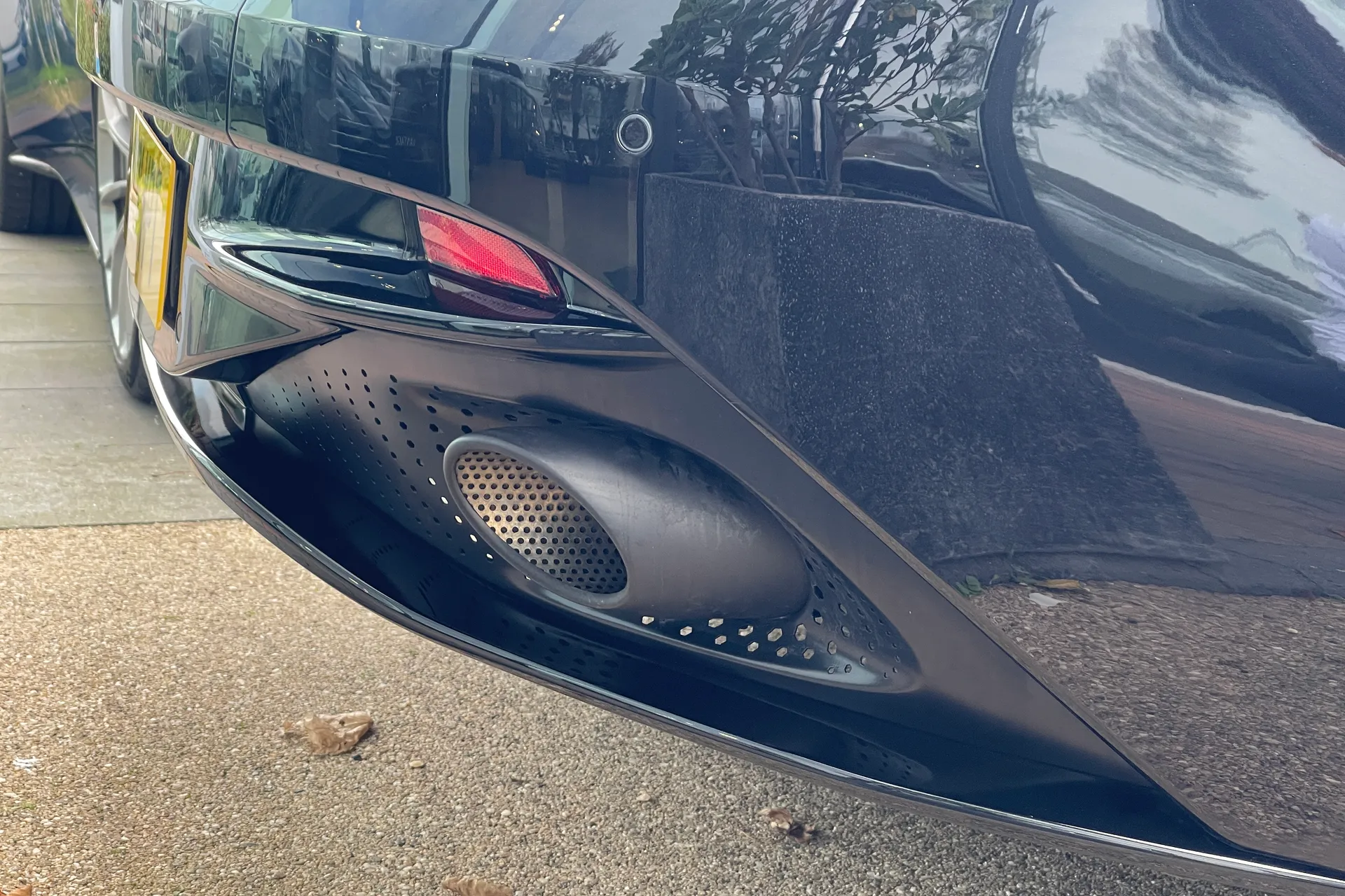 Aston Martin DB11 thumbnail image number 36