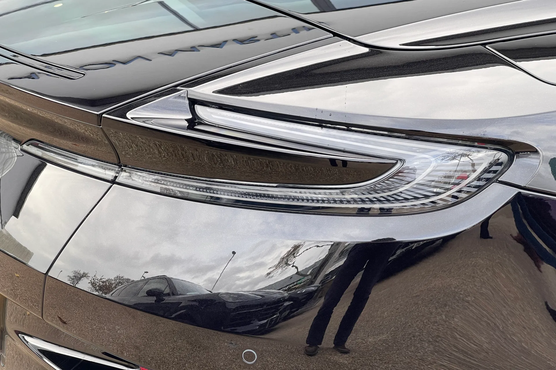 Aston Martin DB11 thumbnail image number 34