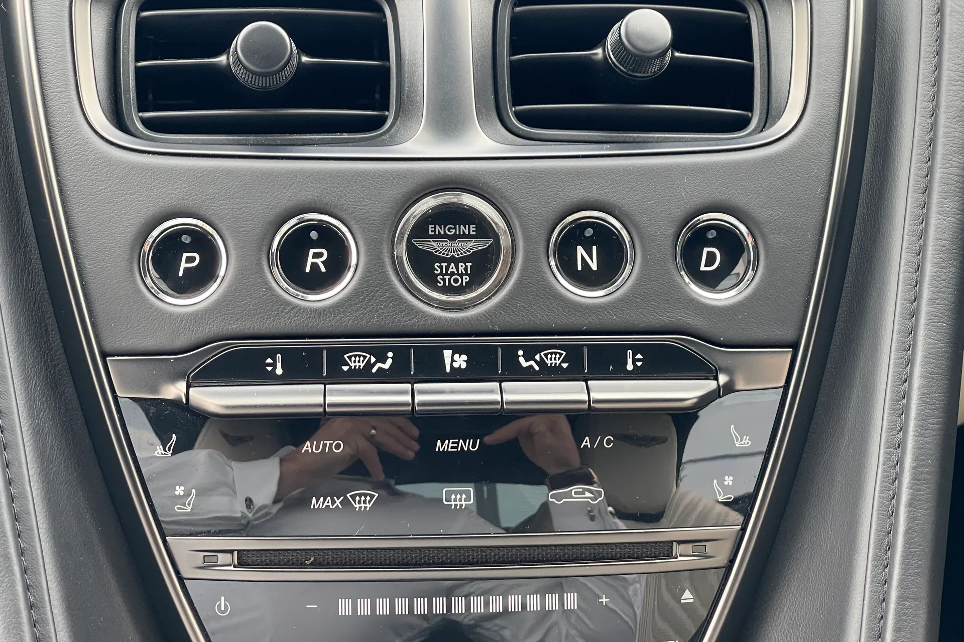 Aston Martin DB11 thumbnail image number 48