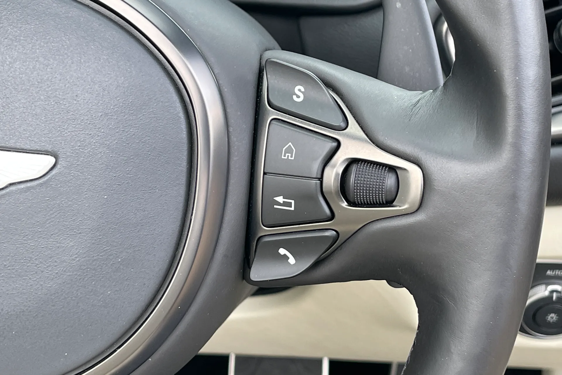 Aston Martin DB11 thumbnail image number 29