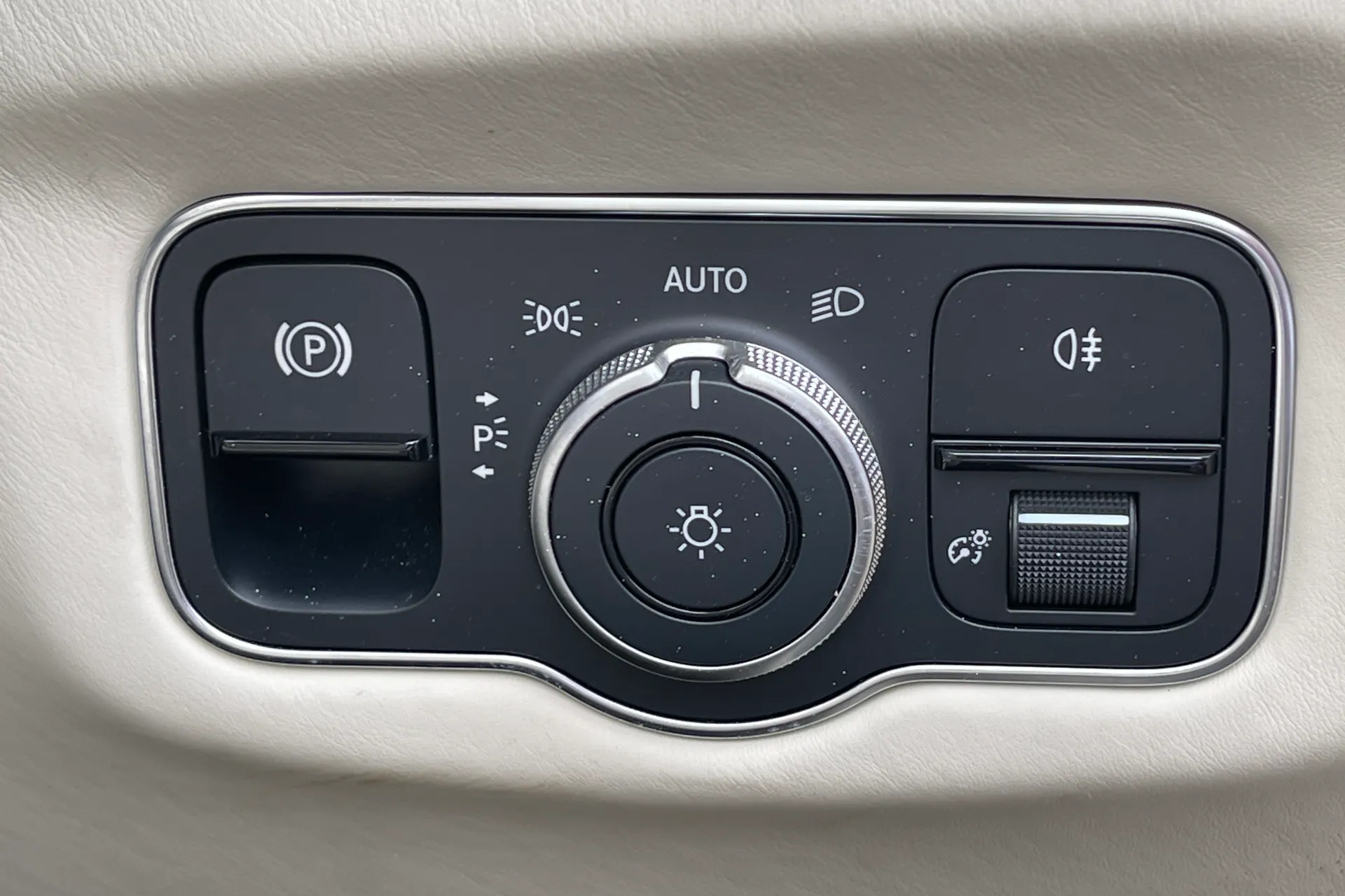 Aston Martin DB11 thumbnail image number 27