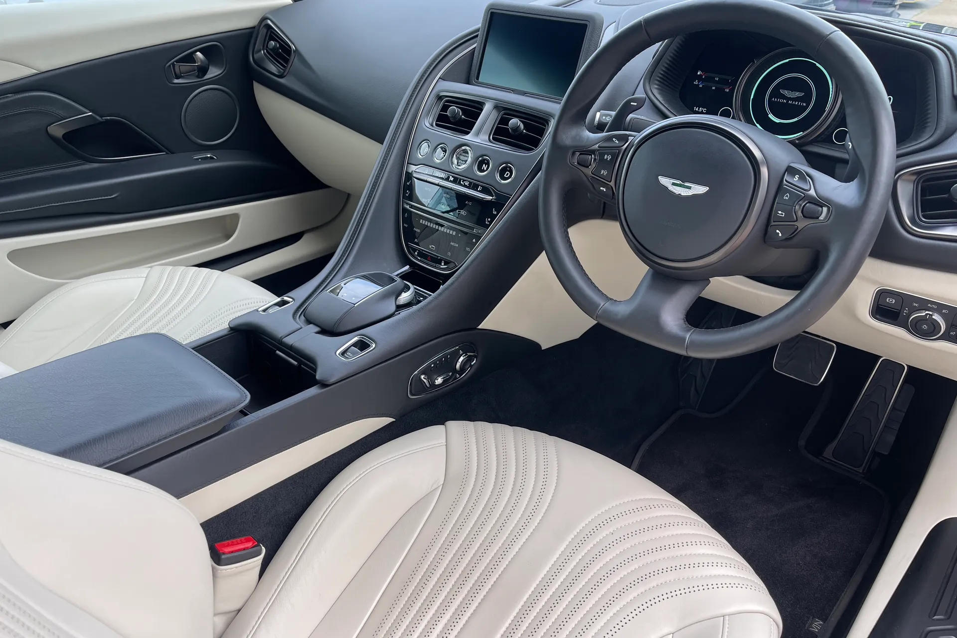 Aston Martin DB11 thumbnail image number 3