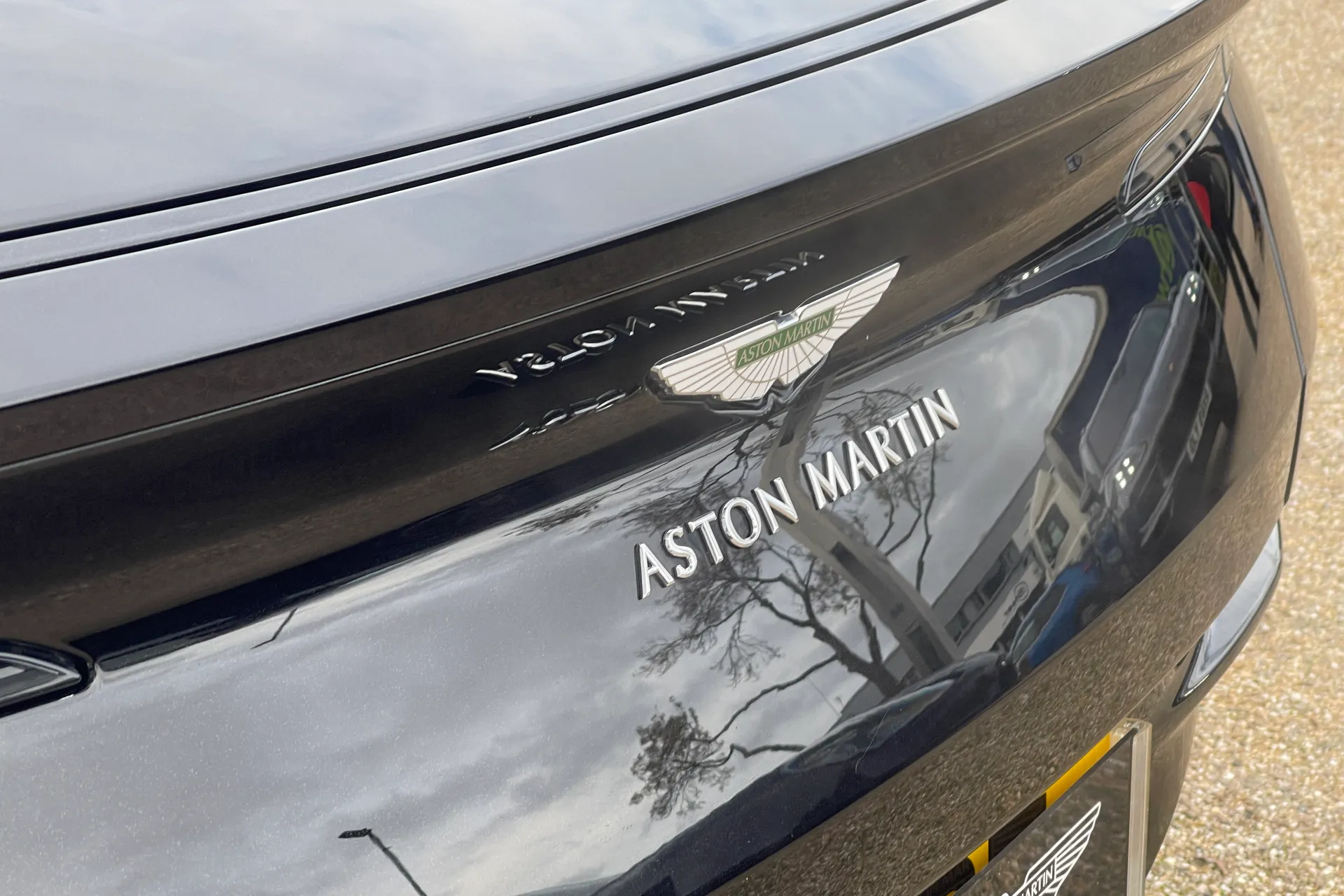 Aston Martin DB11 thumbnail image number 32