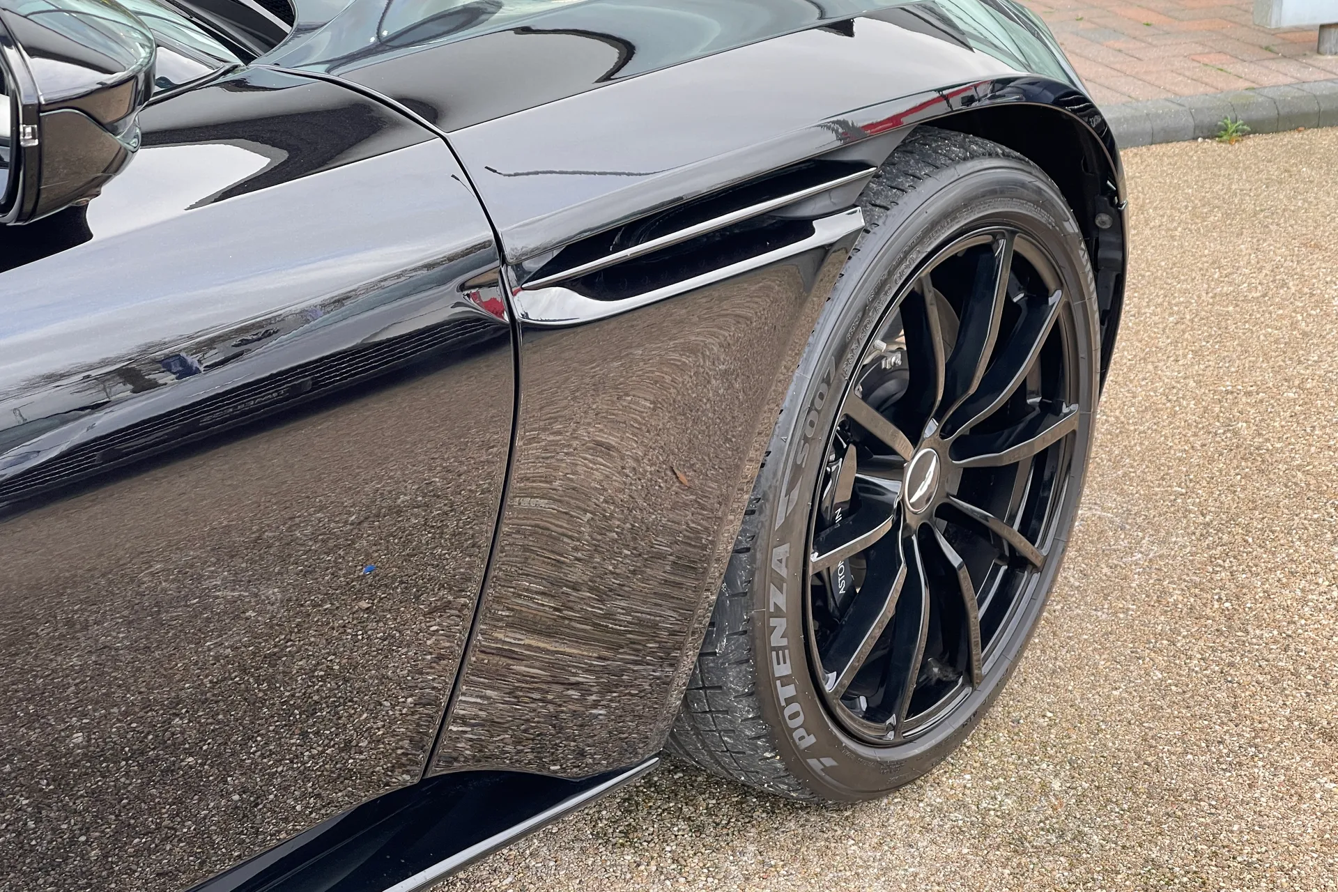 Aston Martin DB11 thumbnail image number 9