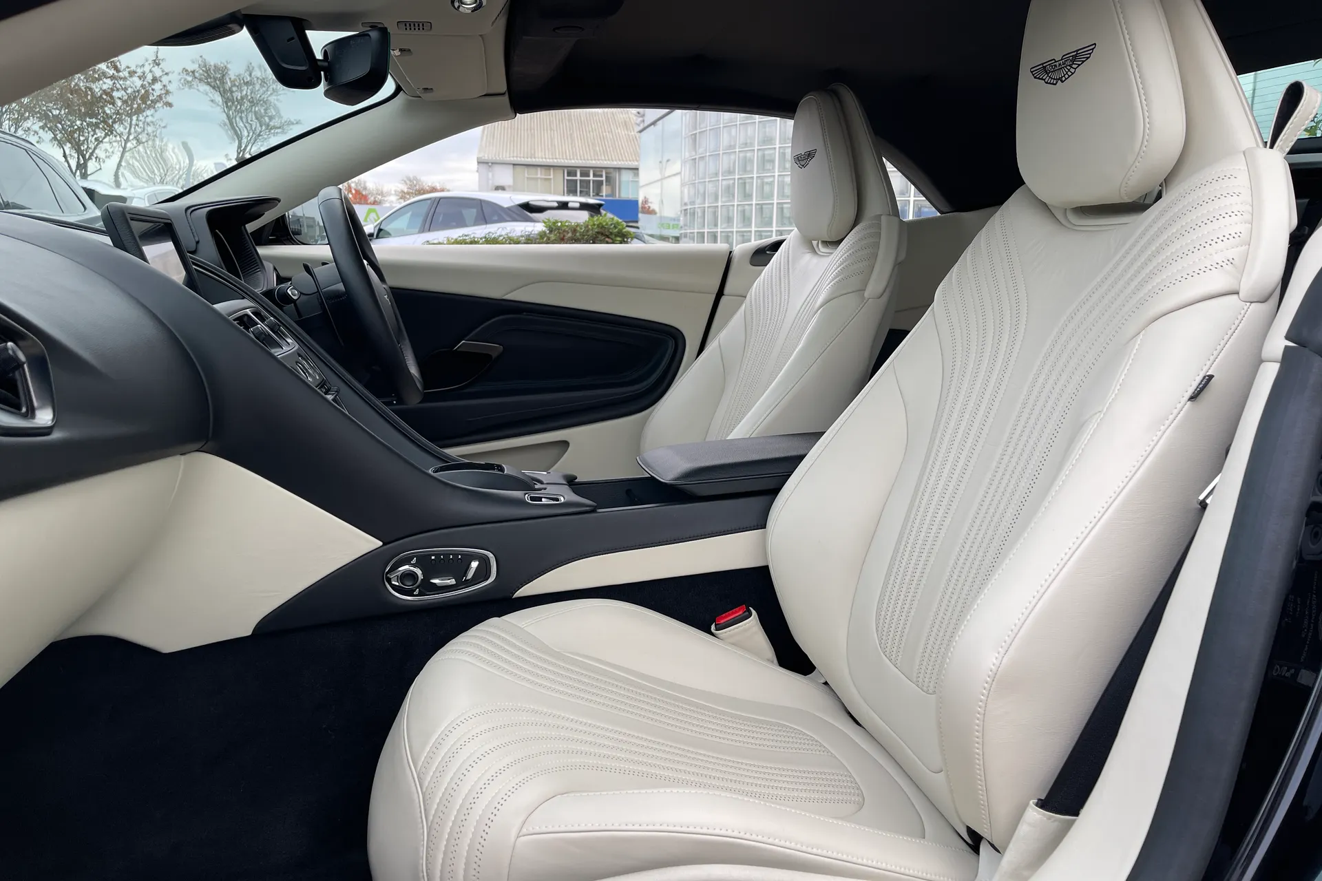 Aston Martin DB11 thumbnail image number 30