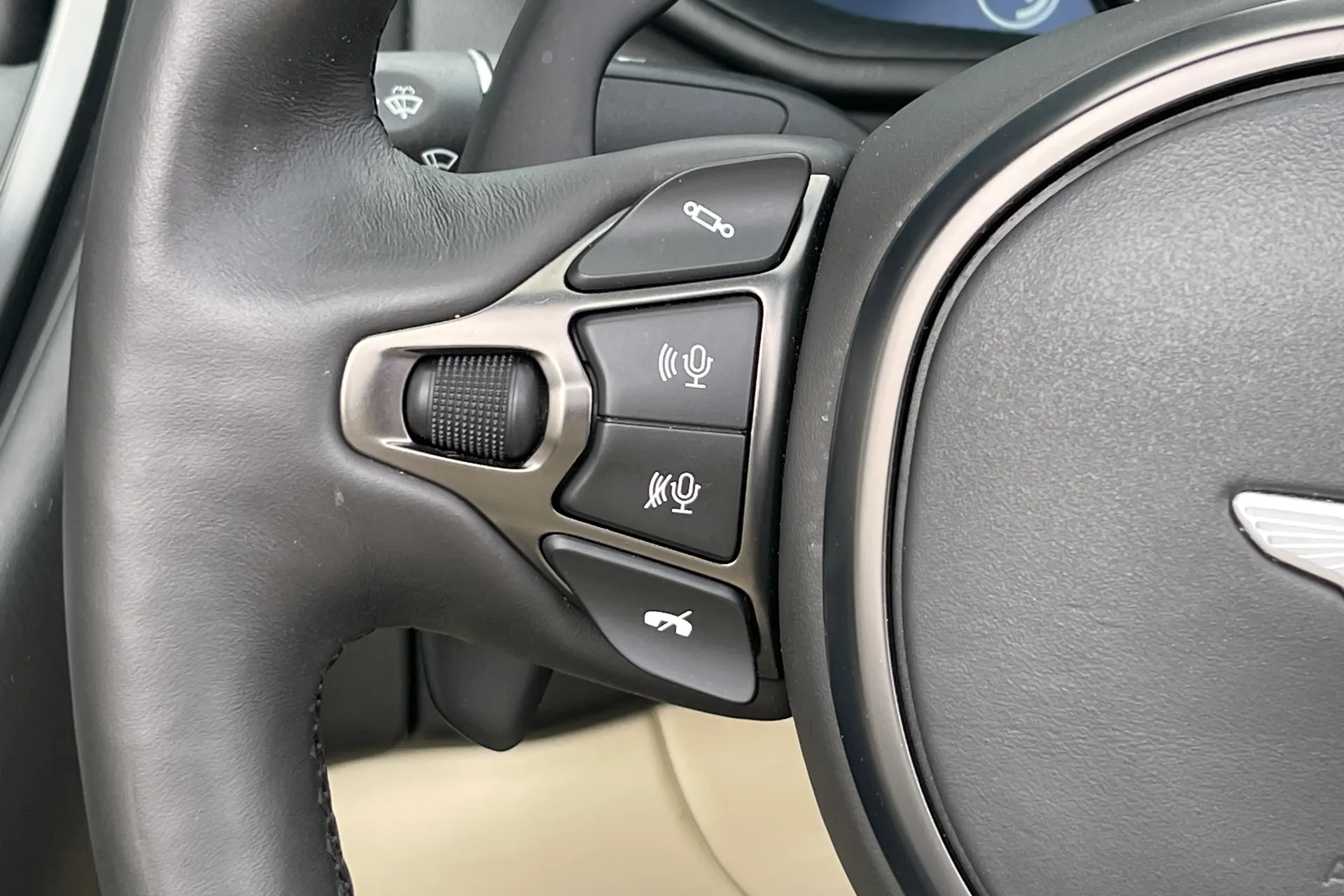 Aston Martin DB11 thumbnail image number 28