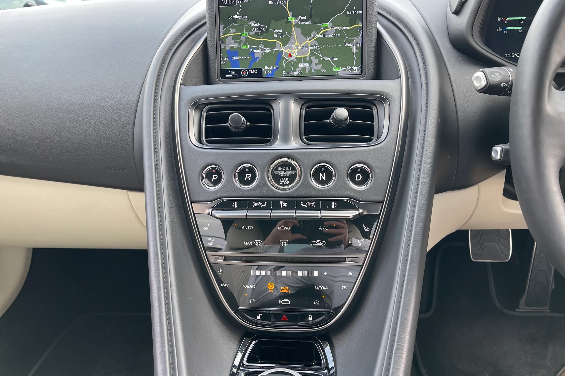 Aston Martin DB11 thumbnail image number 10