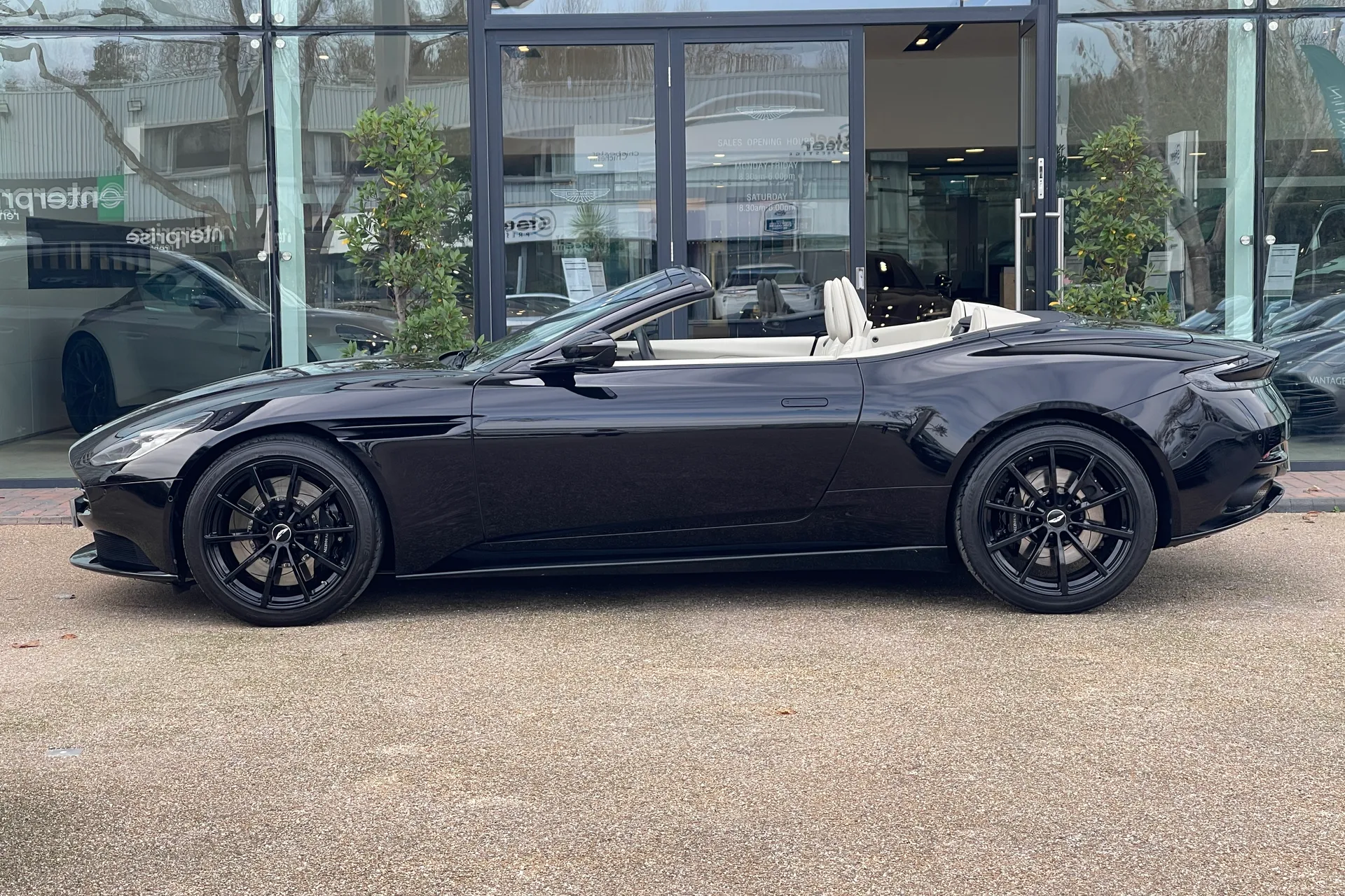 Aston Martin DB11 thumbnail image number 22