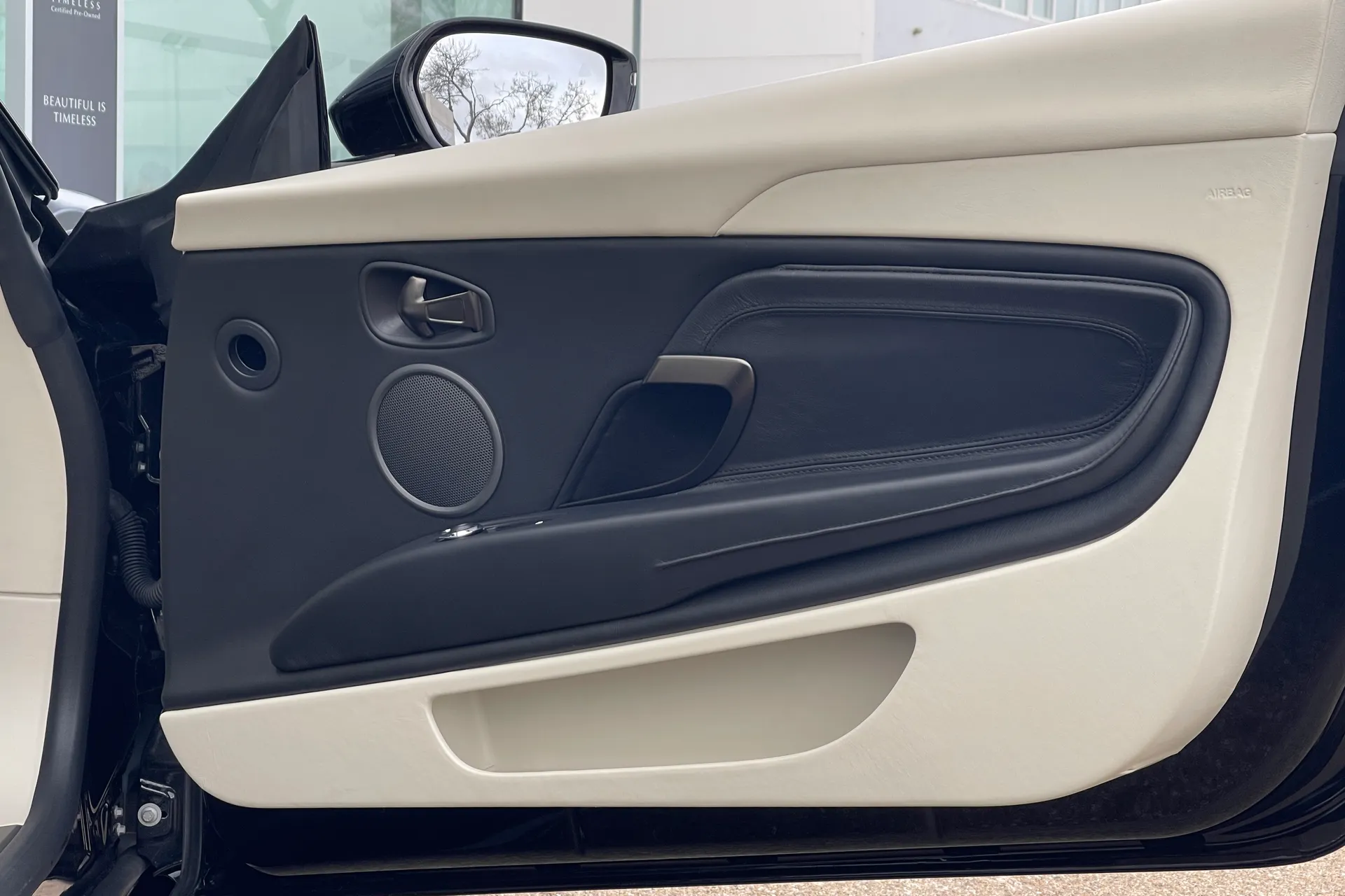 Aston Martin DB11 thumbnail image number 25