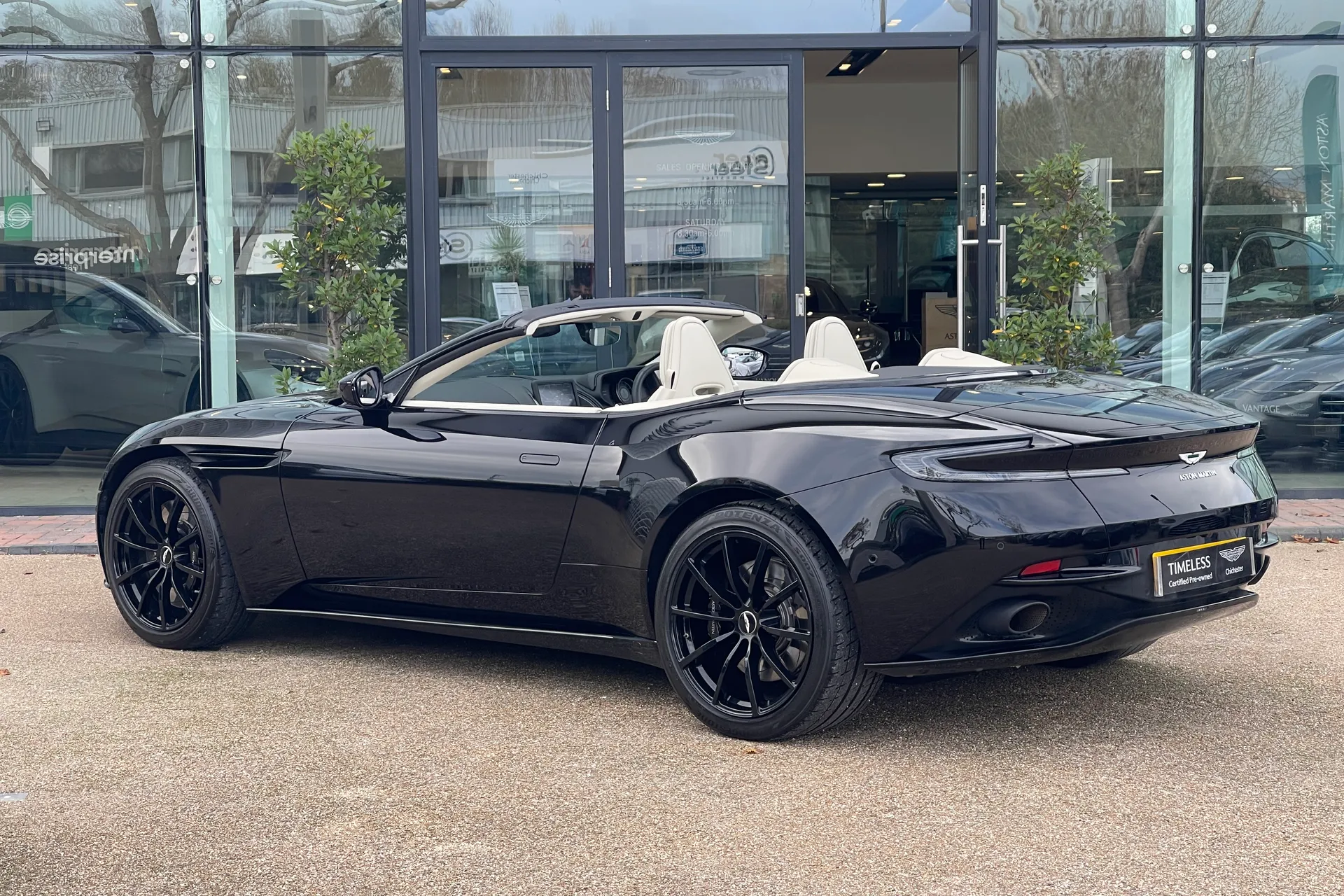 Aston Martin DB11 thumbnail image number 2