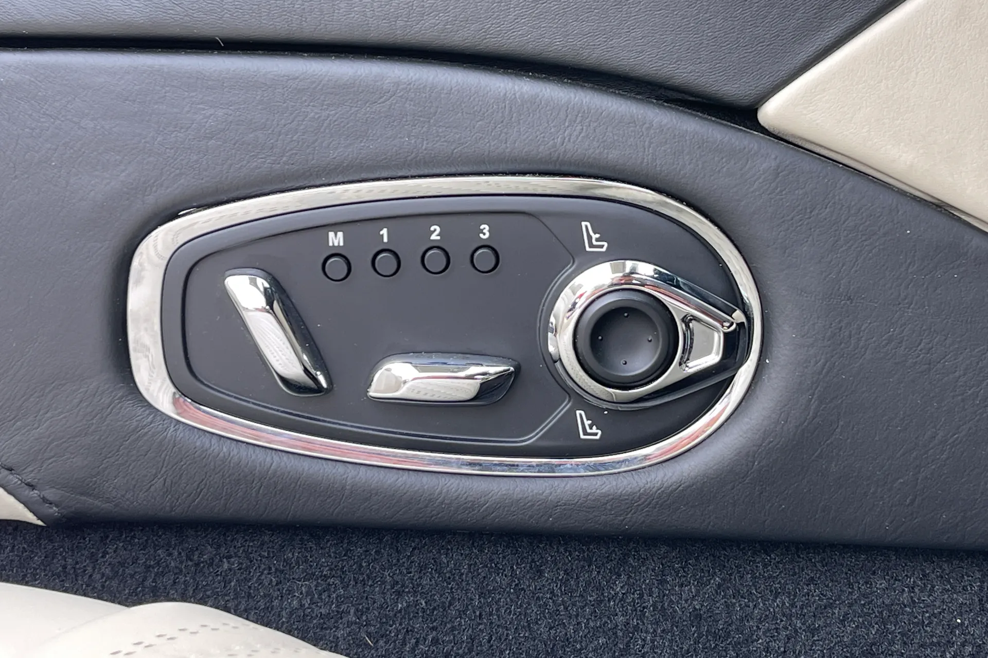 Aston Martin DB11 thumbnail image number 26