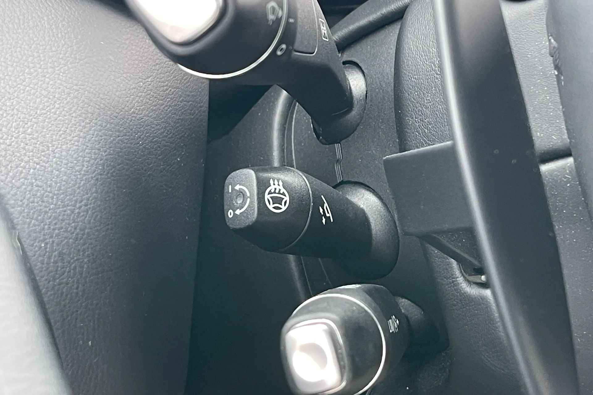 Aston Martin DB11 thumbnail image number 47