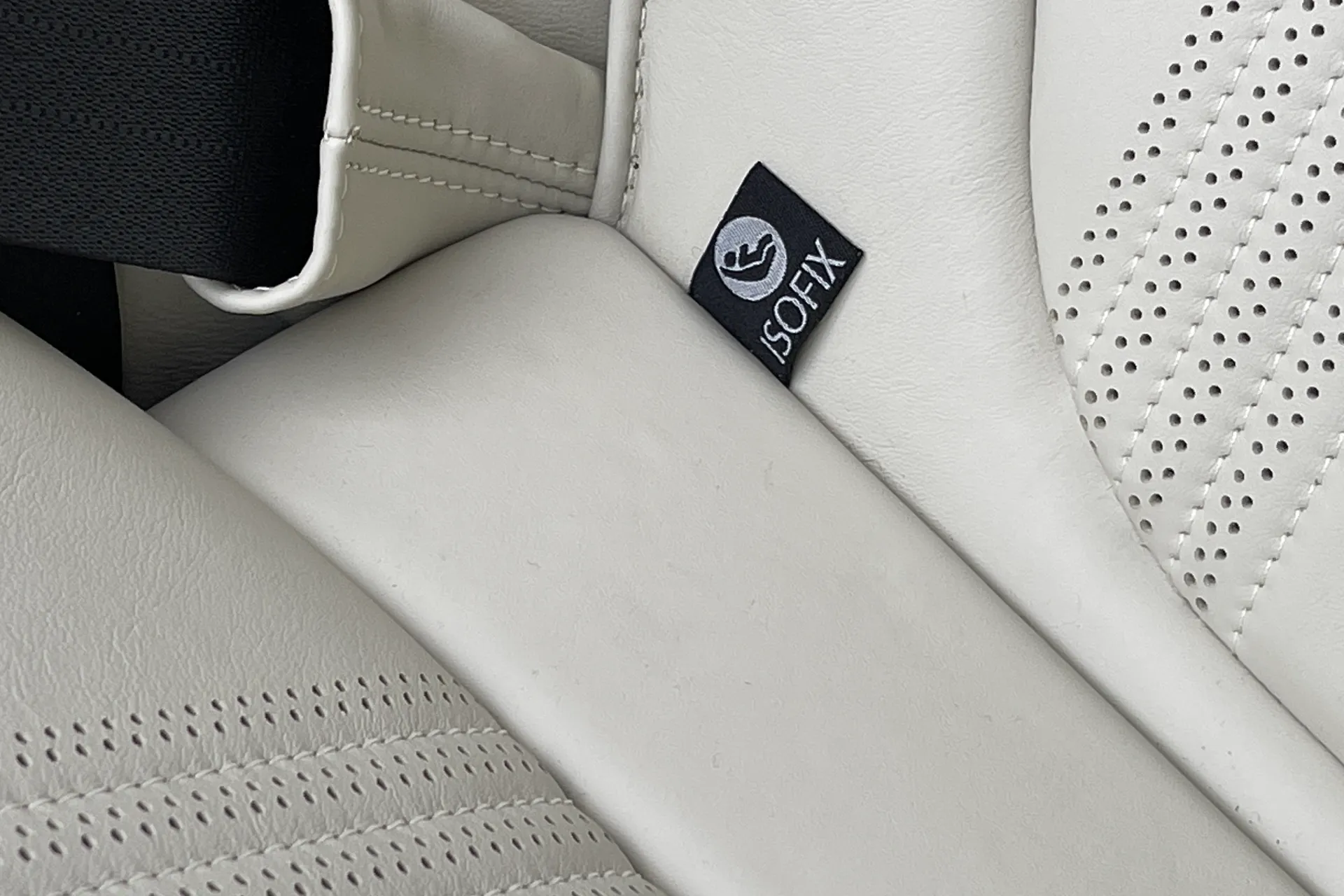 Aston Martin DB11 thumbnail image number 38