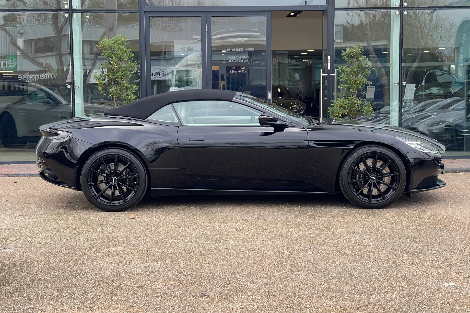 Aston Martin DB11 thumbnail image number 13