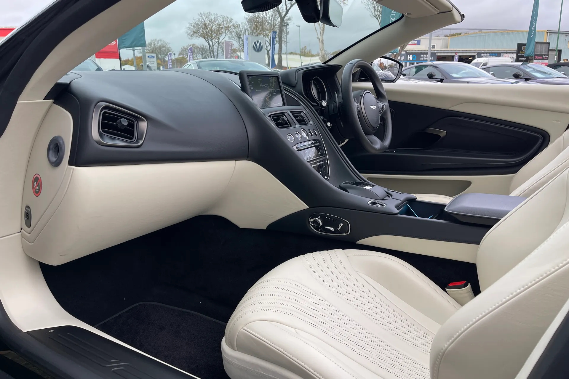 Aston Martin DB11 thumbnail image number 31