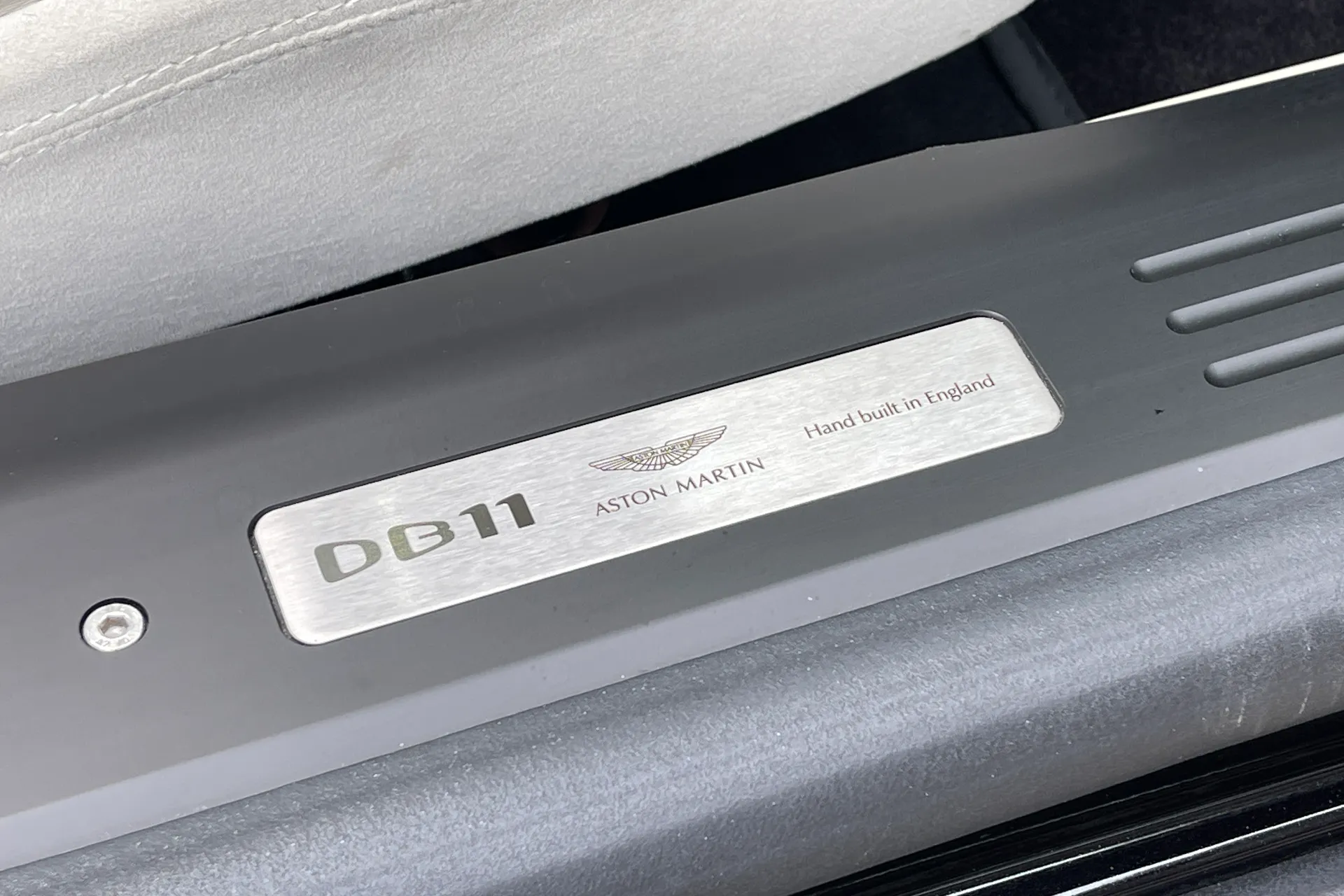 Aston Martin DB11 thumbnail image number 19