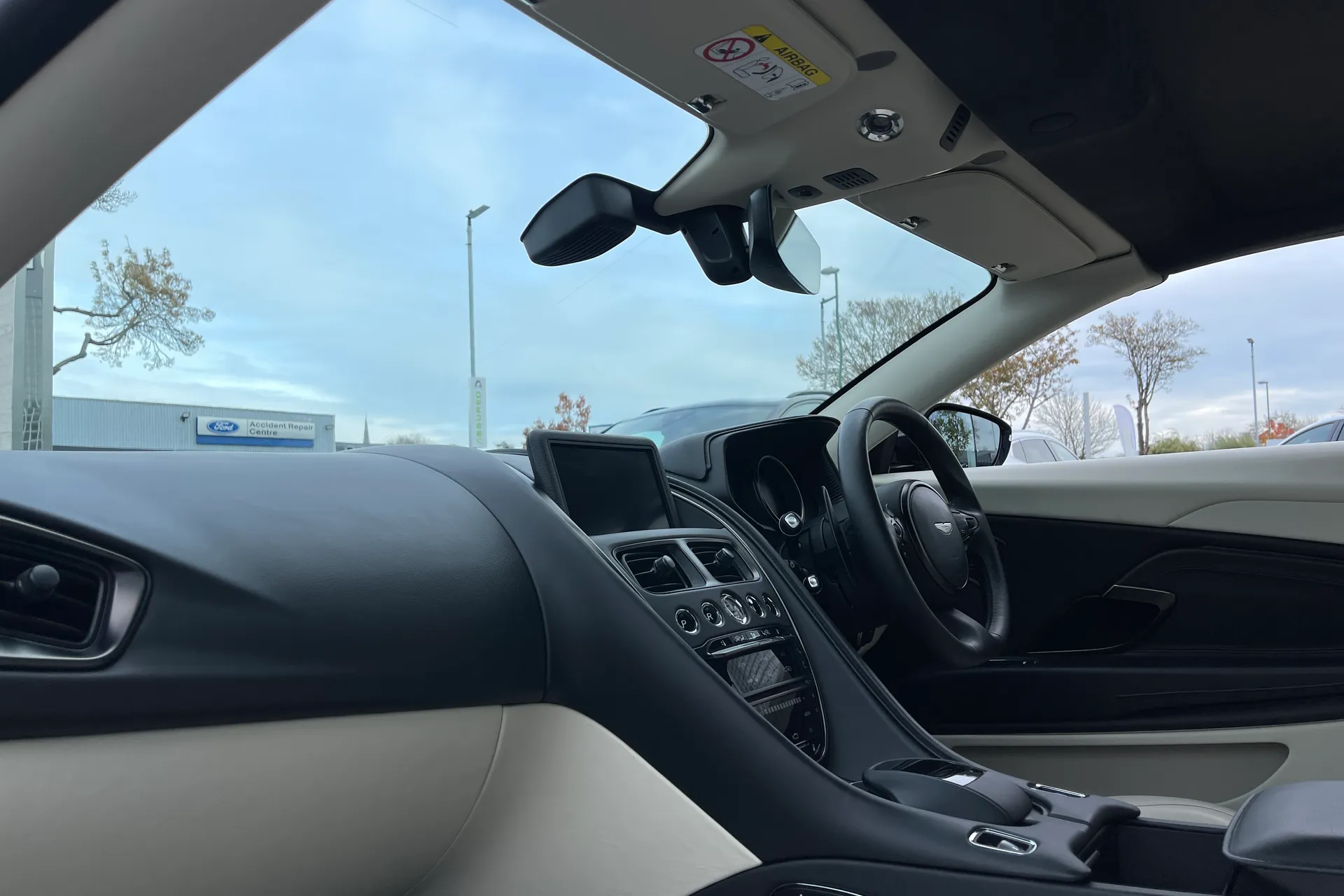 Aston Martin DB11 thumbnail image number 46