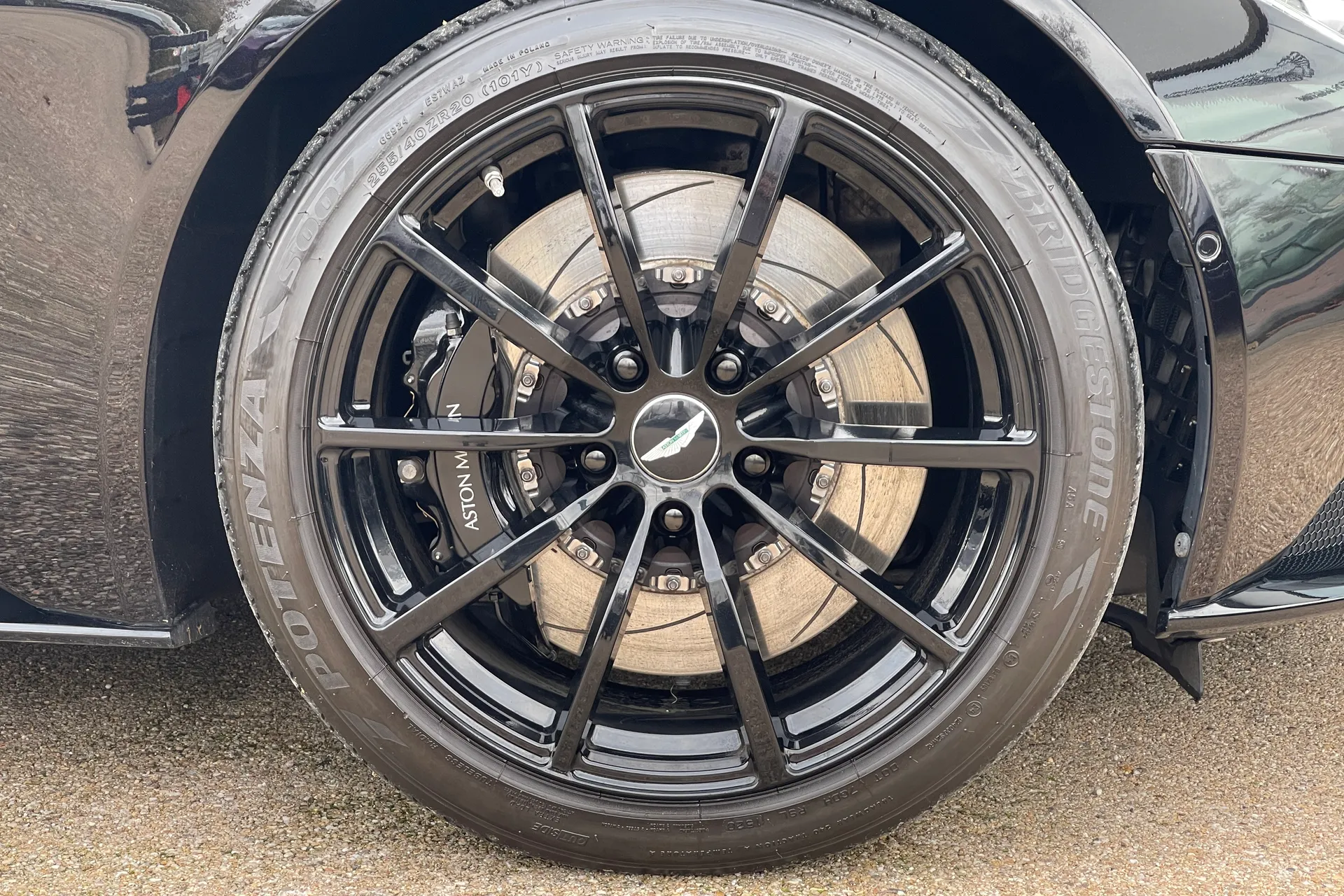 Aston Martin DB11 thumbnail image number 4