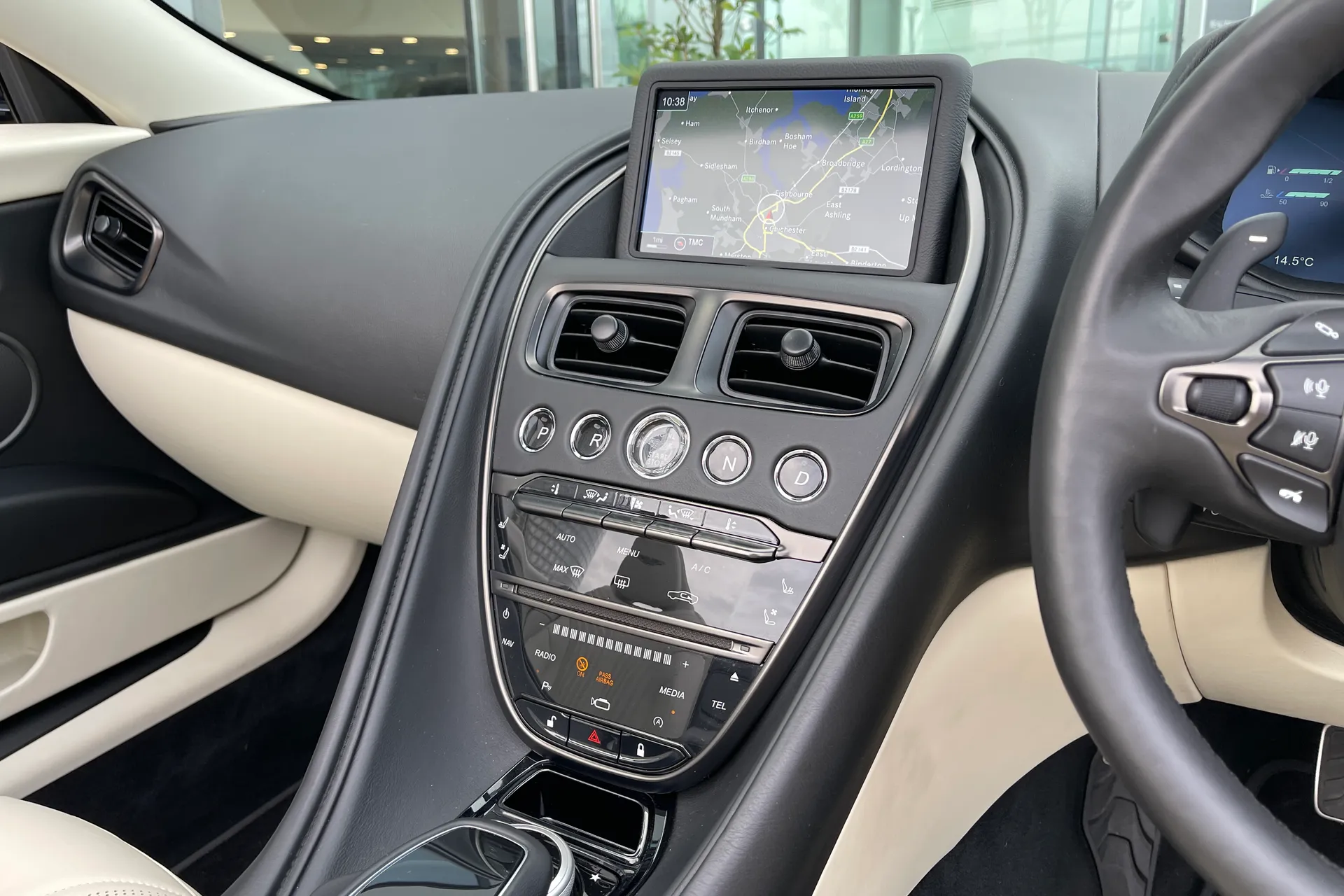 Aston Martin DB11 thumbnail image number 17