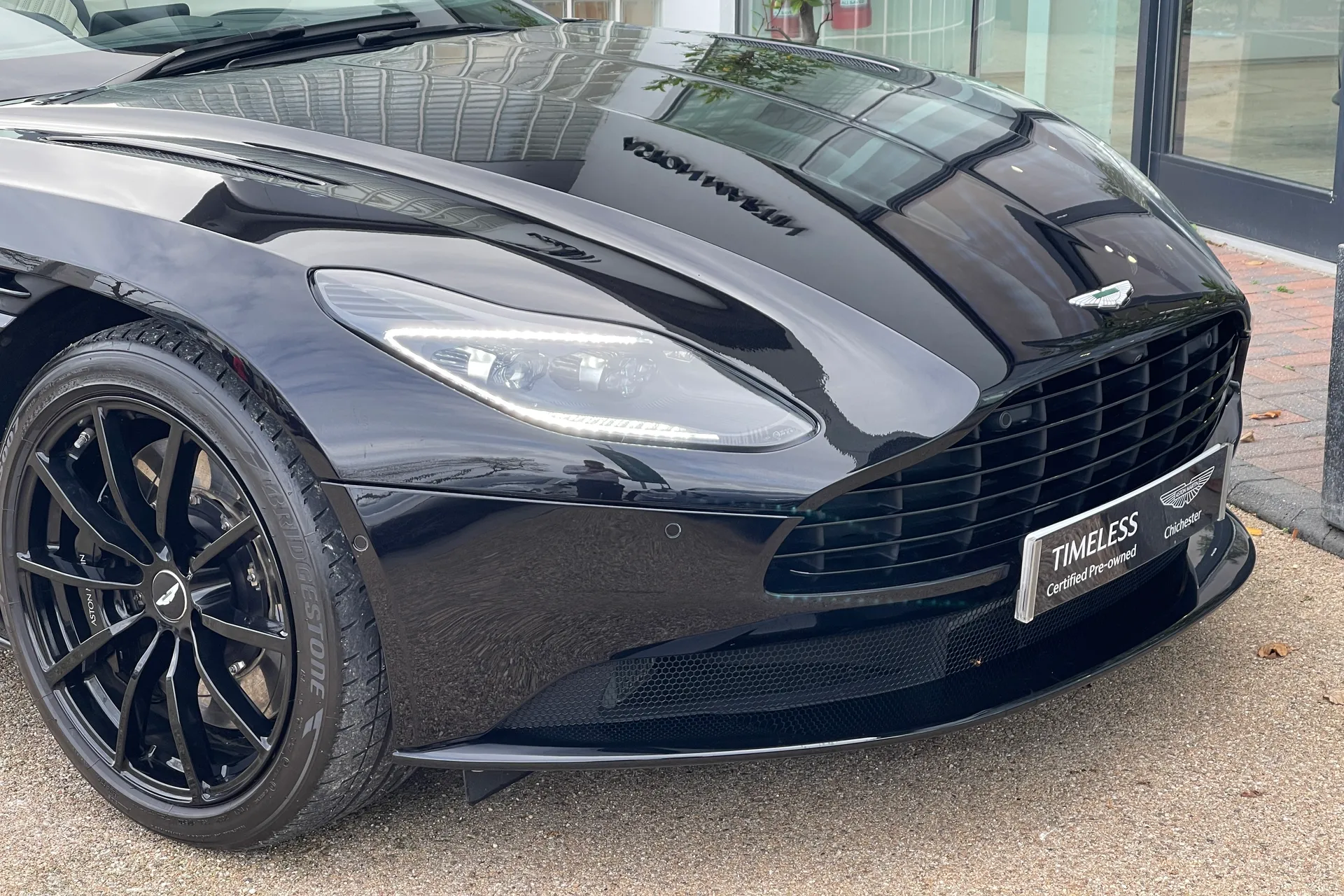 Aston Martin DB11 thumbnail image number 15