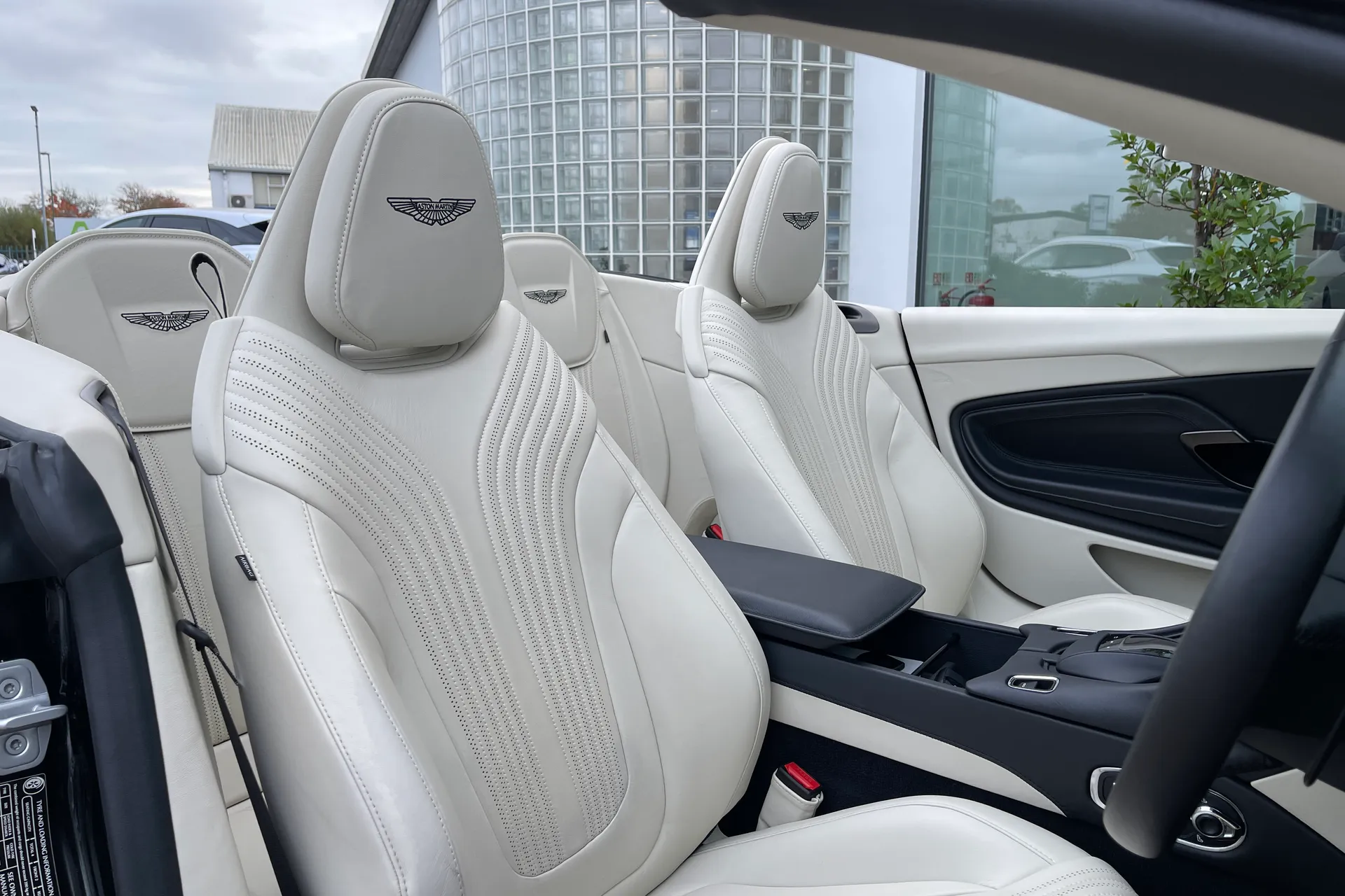 Aston Martin DB11 thumbnail image number 12