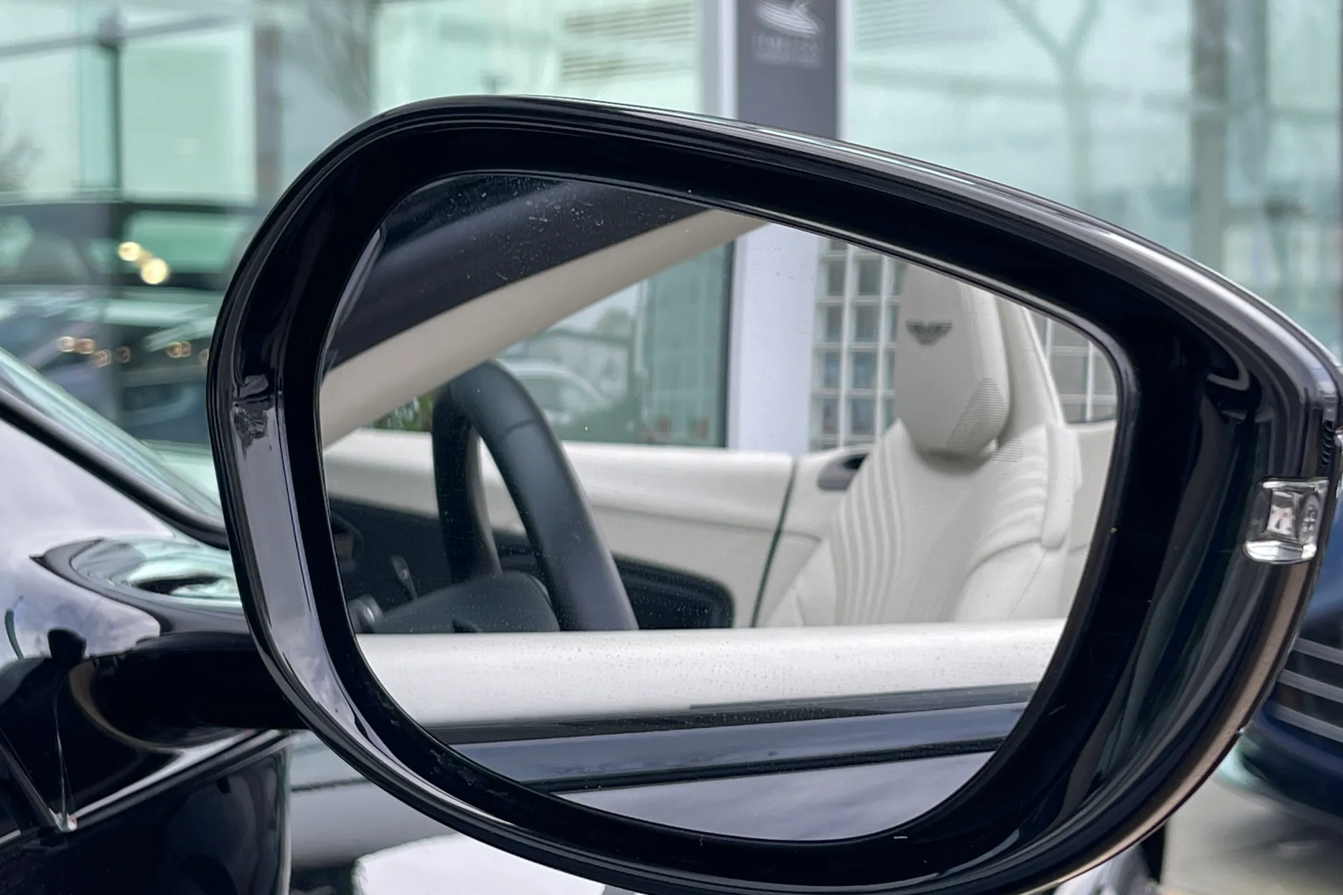 Aston Martin DB11 thumbnail image number 35