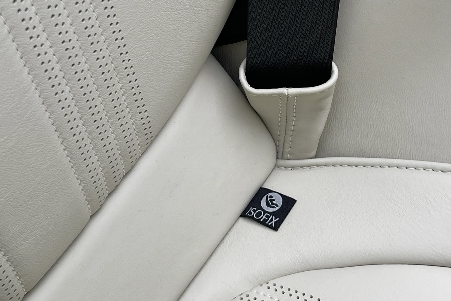 Aston Martin DB11 thumbnail image number 39