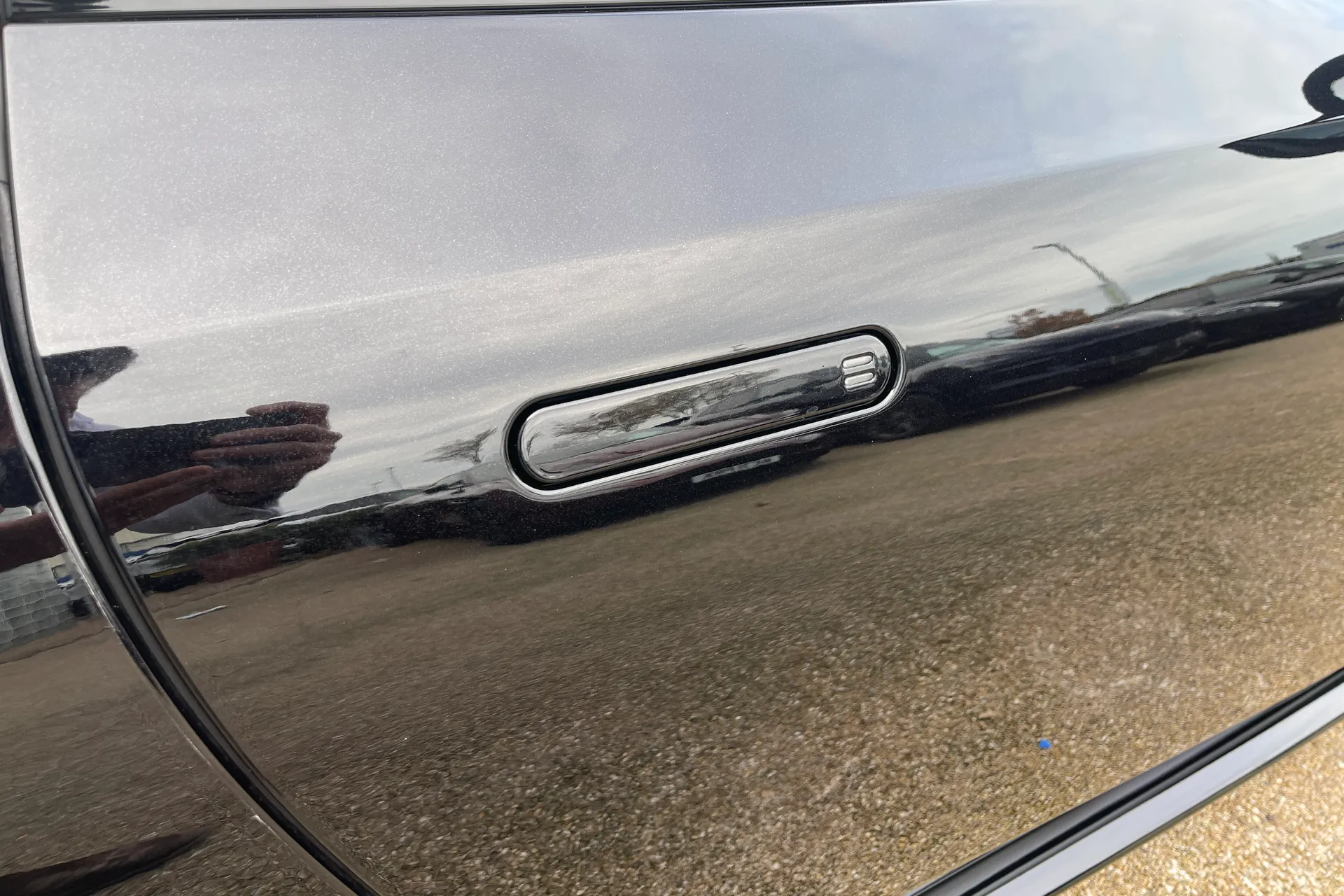 Aston Martin DB11 thumbnail image number 37