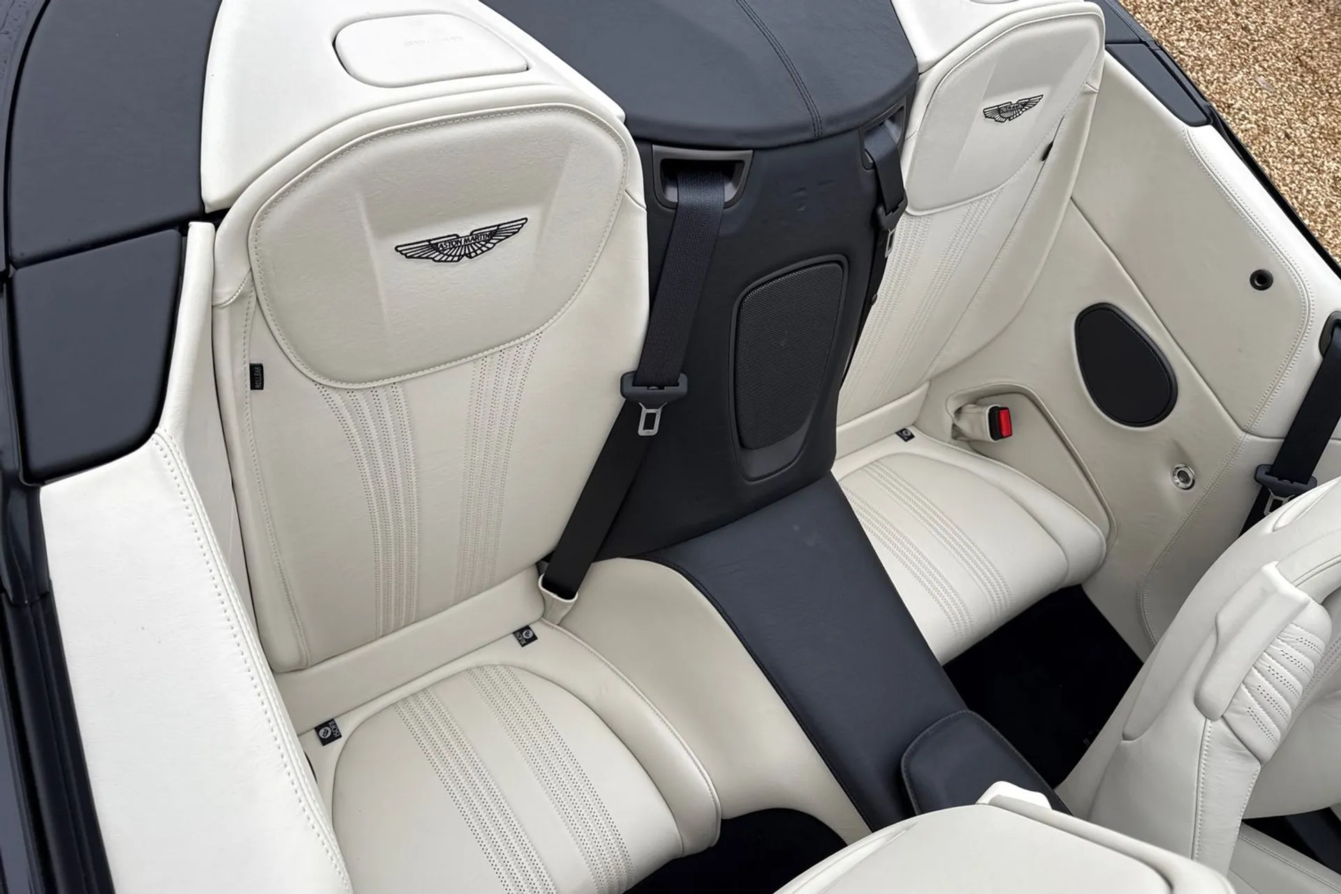 Aston Martin DB11 thumbnail image number 24