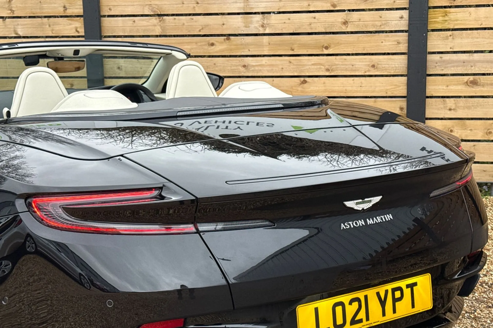 Aston Martin DB11 thumbnail image number 16