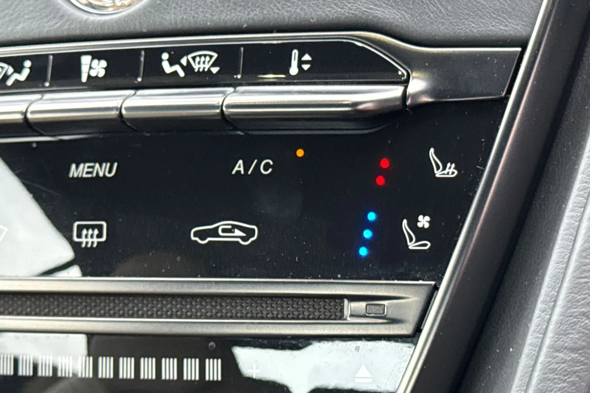 Aston Martin DB11 thumbnail image number 52