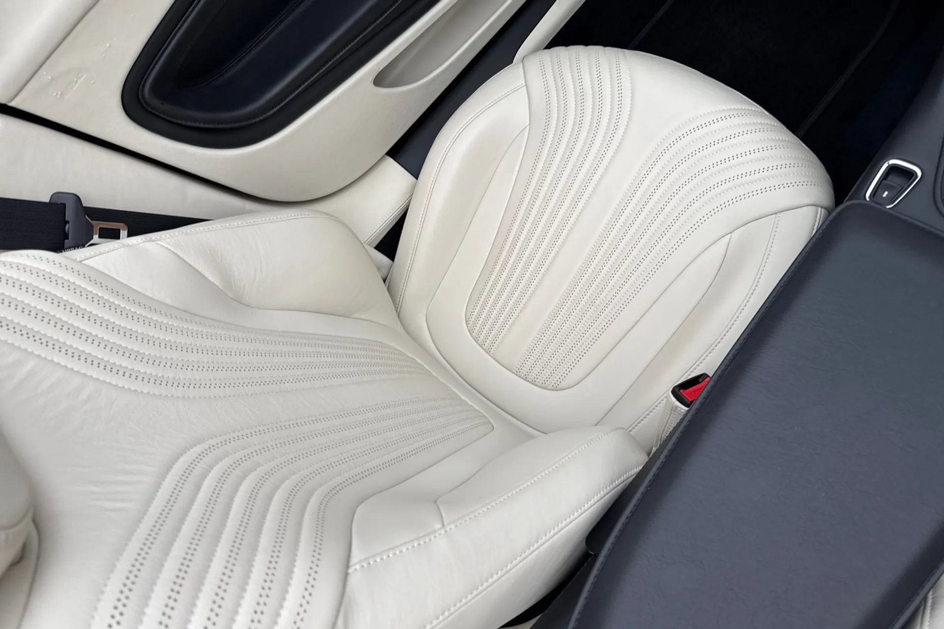 Aston Martin DB11 thumbnail image number 34