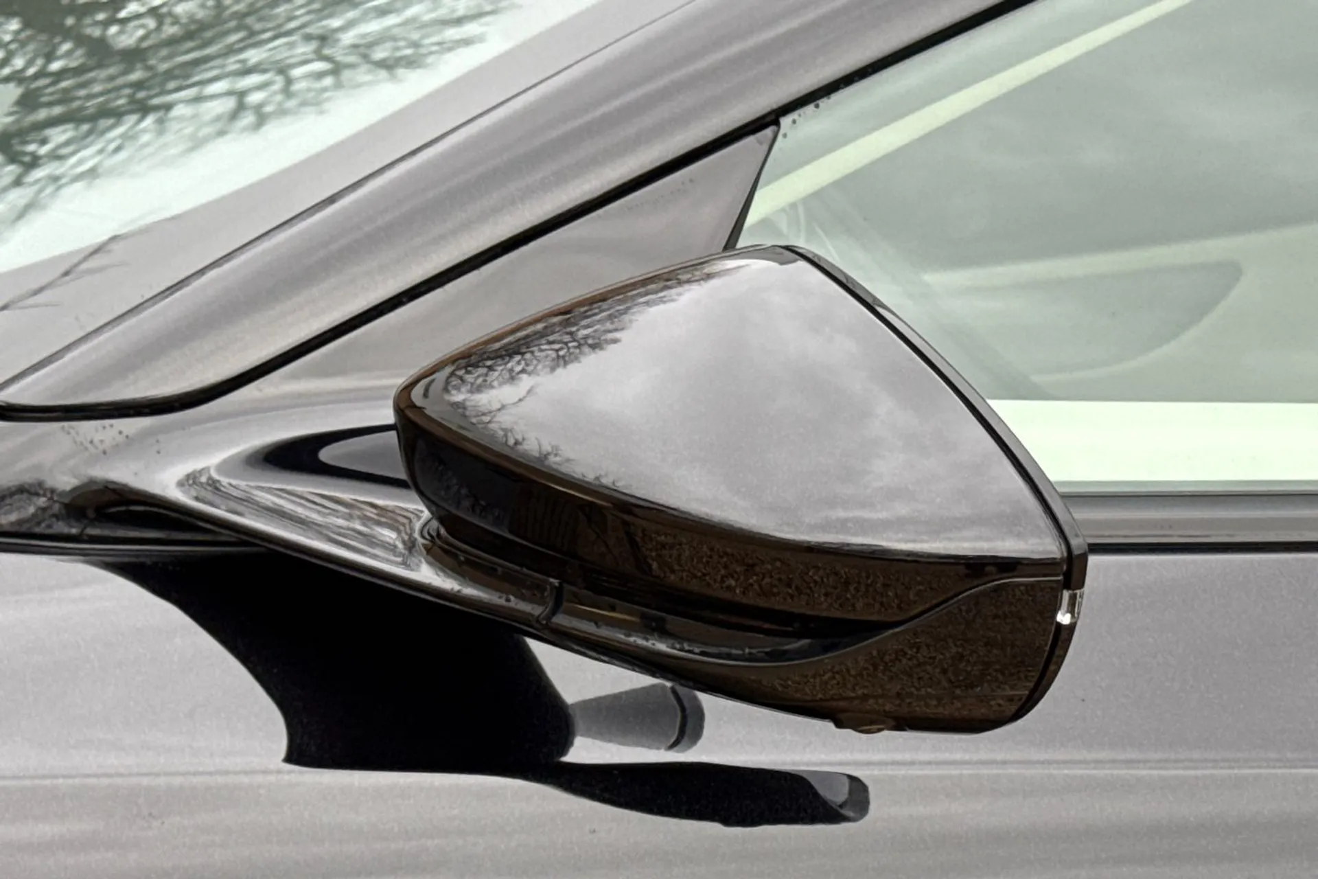 Aston Martin DB11 thumbnail image number 43